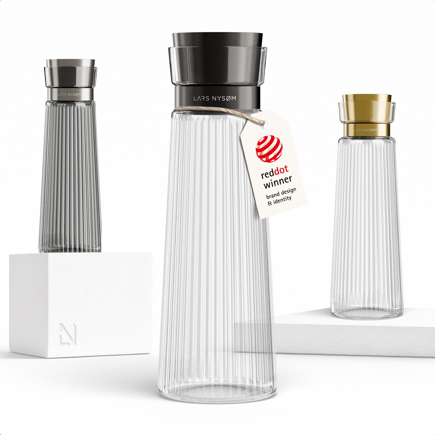 LARS NYSØM Wasserkaraffe Bækvand, (1-tlg), Glaskaraffe 1 l mit Edelstahldeckel und integriertem Sieb