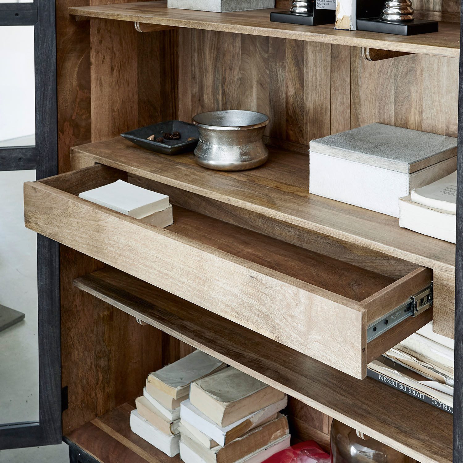 Mirabeau Glasvitrine edler Schrank Altagracia aus Mangoholz mit Glastüren schwarz/braun (stilvoll, geräumig, 5 Ablageflächen & Innenschublade) Vitrinenschrank, Wohnzimmerschrank, B 125cm, H 210cm, T 45cm