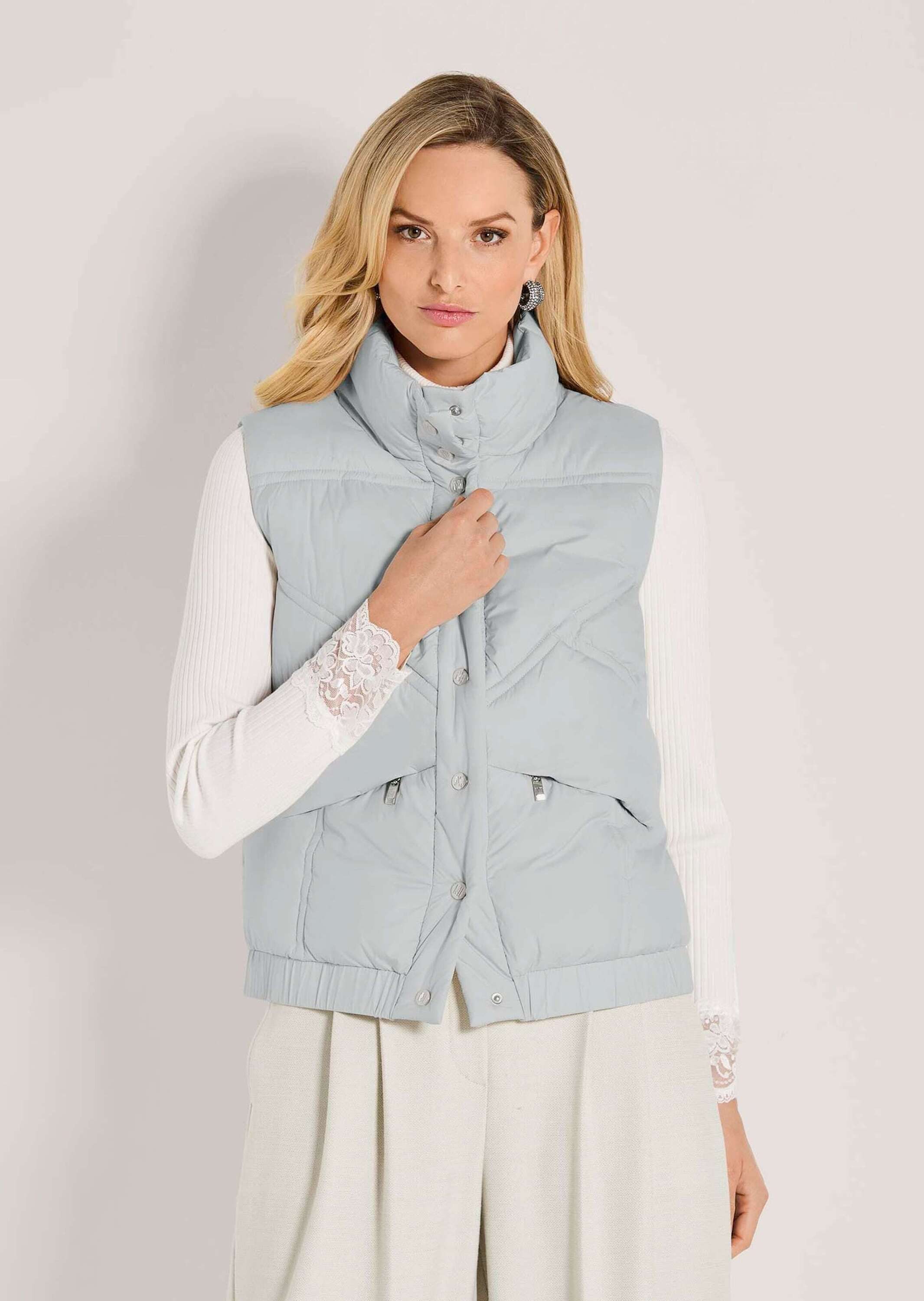 MADELEINE Kurzweste Leicht wattierte Damenweste Kunstvoller Stepp mit Stehkragen, Druckknöpfe