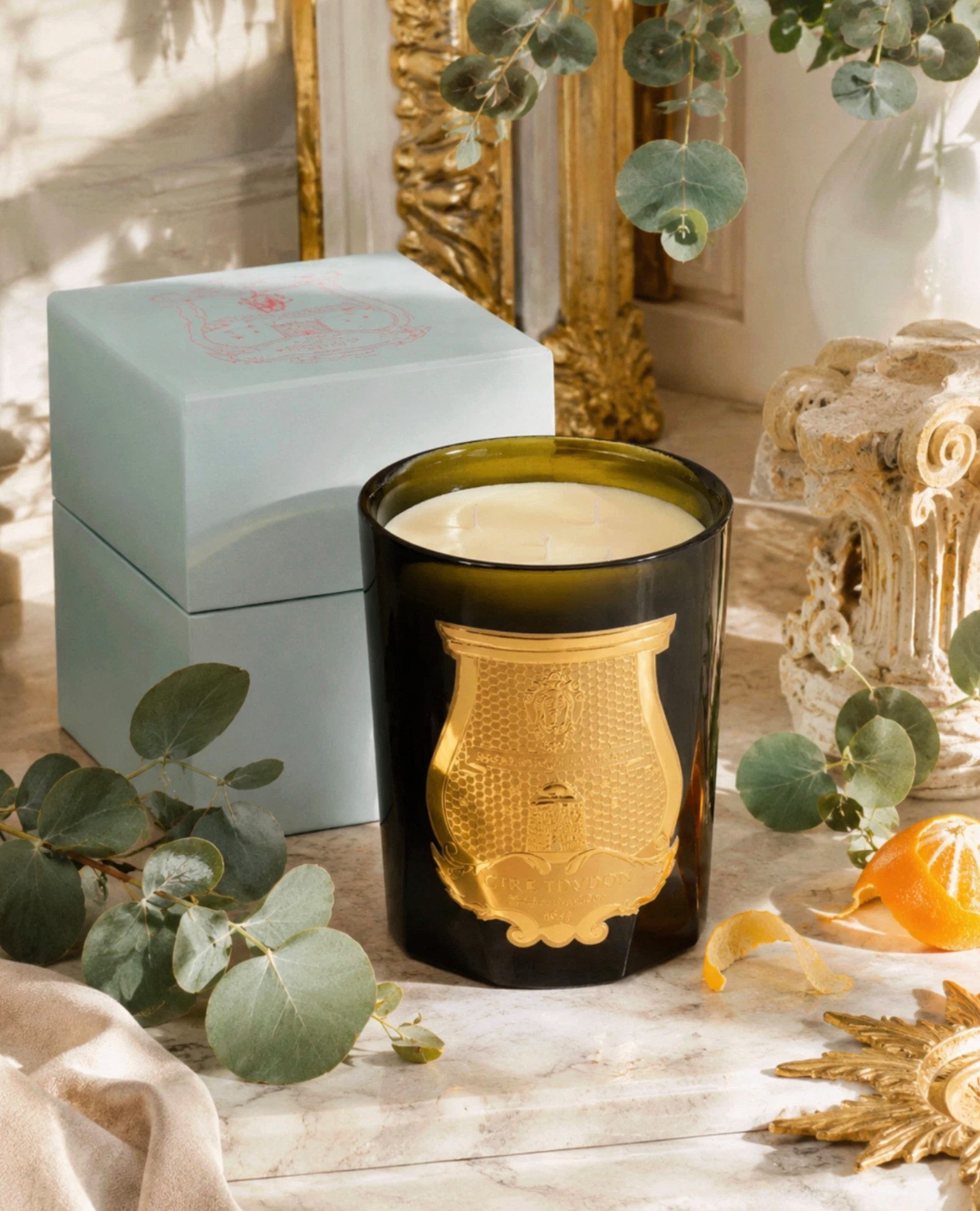 Cire Trudon Duftkerze SOLIS REX Schloss Versailles Duft Kerze 120 Std Brenndauer 800g (1-tlg), Handmade Glasbehälter mit goldener Trudon-Plakette