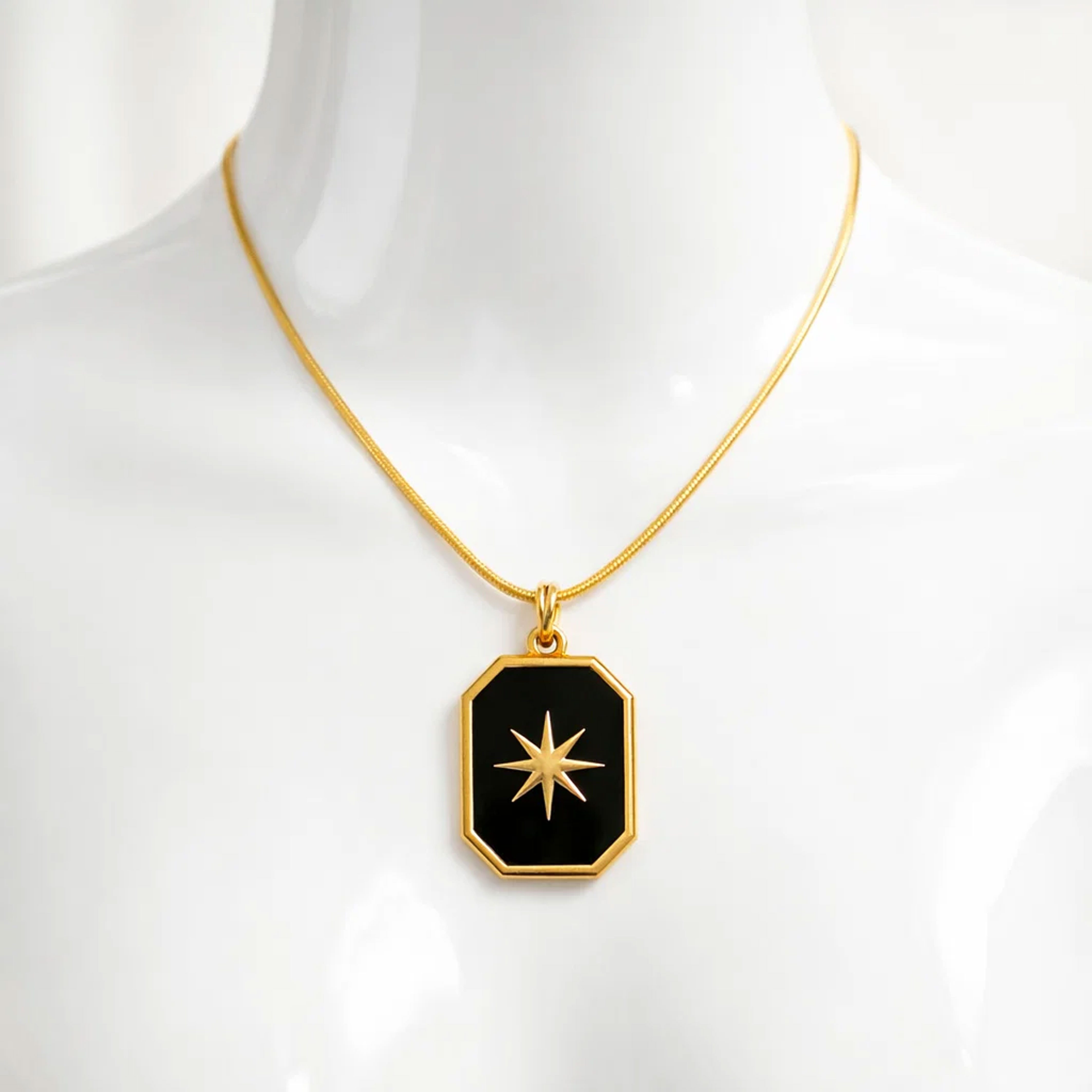 Jungengel Kette mit Anhänger Damen Halskette Nordstern Anhänger Gold Schwarz Schmuck (Einzelstück, 1-tlg., Halskette inkl. Geschenkbox), Inkl. Holz Geschenkbox, Symbolischer Schmuck, Emaille Anhänger