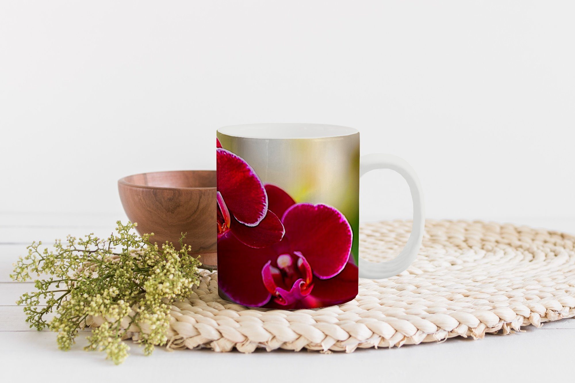 roten Nahaufnahme Teetasse, Hintergrund, MuchoWow einem Orchideen von Tasse Teetasse, Kaffeetassen, Geschenk Keramik, vor unscharfen Becher,