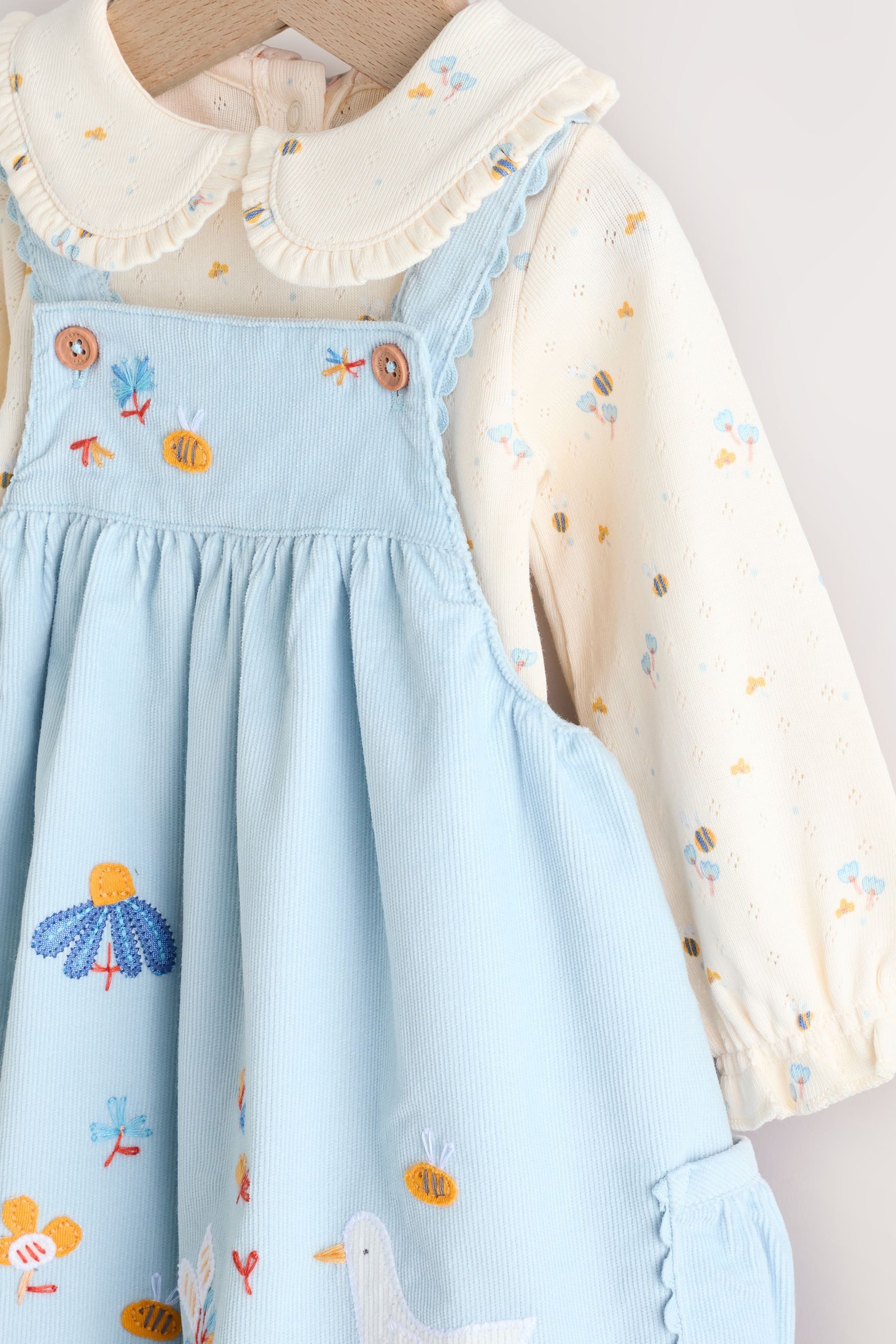 Next Latzkleid Baby-Set: Latzkleid, Langarm-Bodysuit, Strumpfhose (3-tlg)