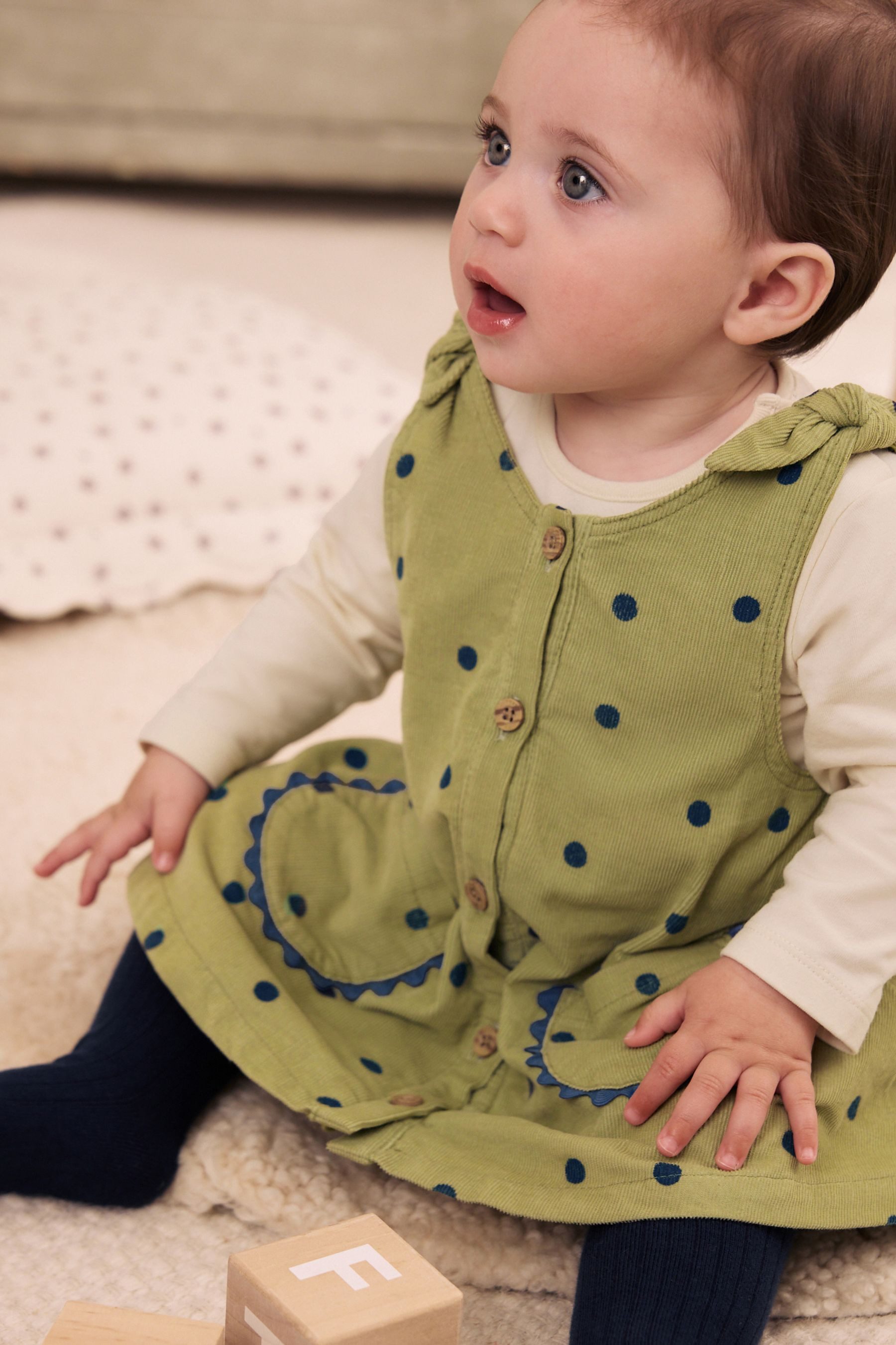 Next Latzkleid 3-teiliges Baby-Set: Kleid, Body und Strumpfhose (3-tlg) – Bild 4 von 5