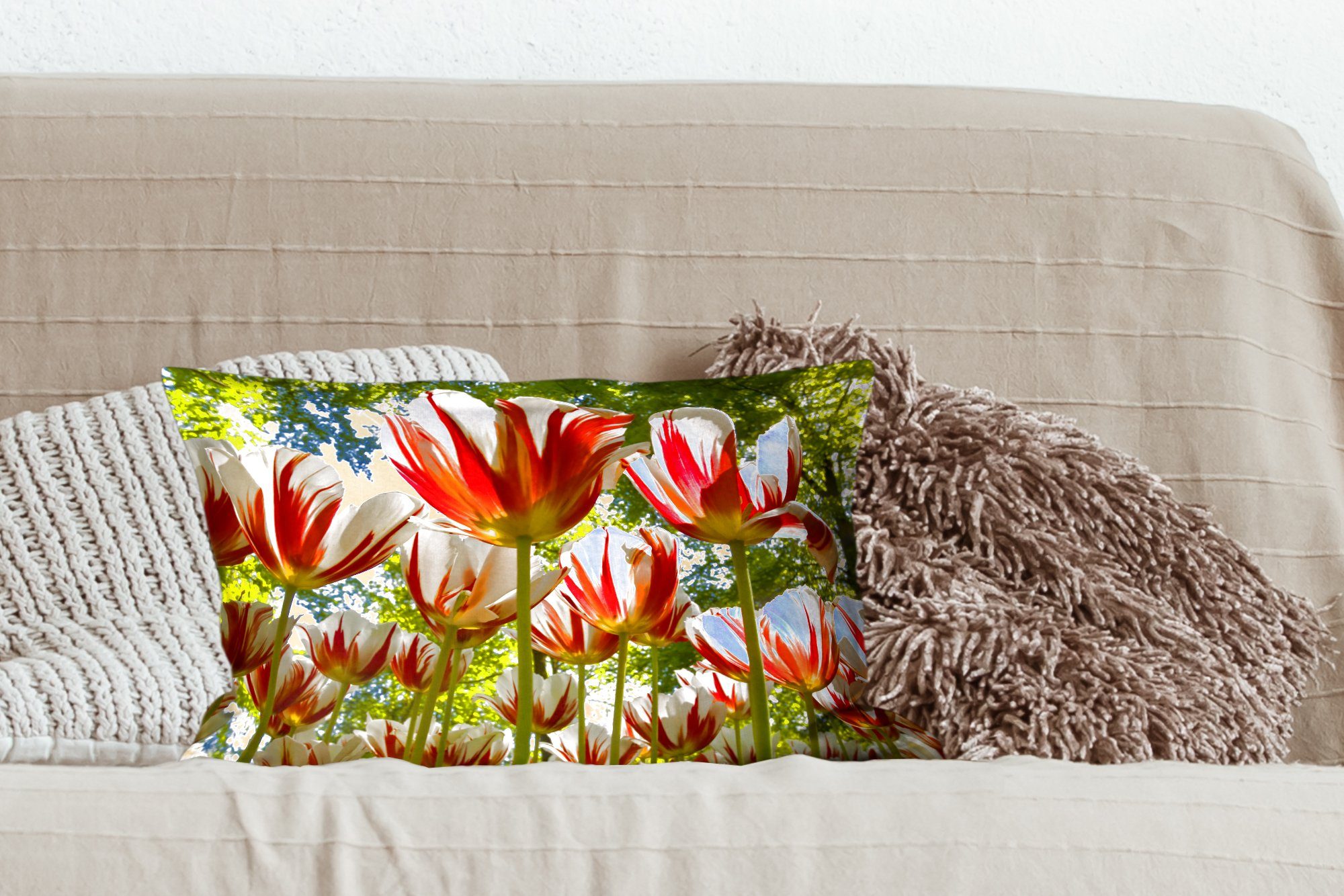 Dekokissen Schlafzimmer Füllung, Dekoration, mit MuchoWow Garten Tulpen, Dekokissen und weißen mit Ein roten Wohzimmer Zierkissen,