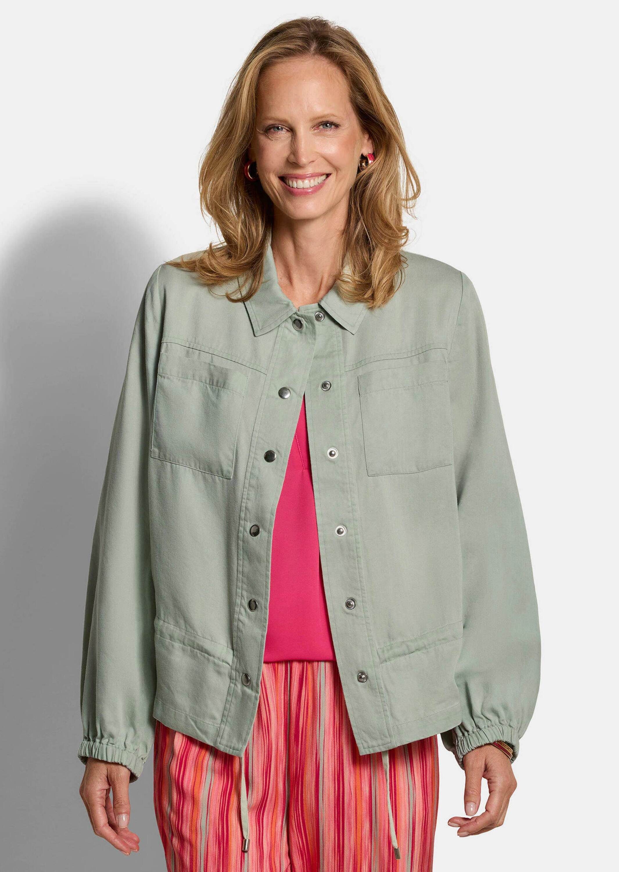 Outdoorjacke Kurzgröße: Freizeitjacke mit Hemdkragen