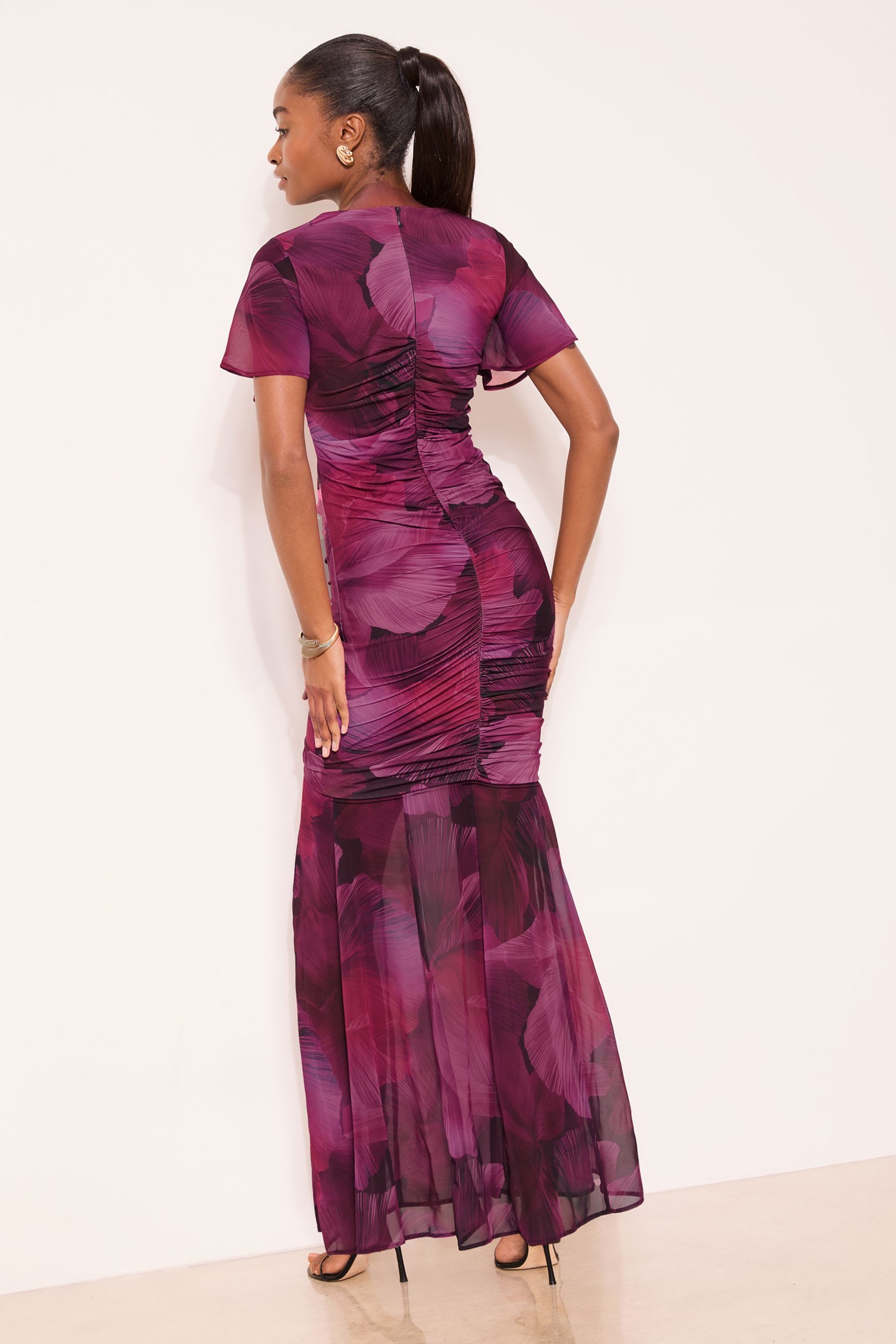 LIPSY Maxikleid Lipsy gerafftes Mesh-Maxikleid mit Blumen-Print (1-tlg)