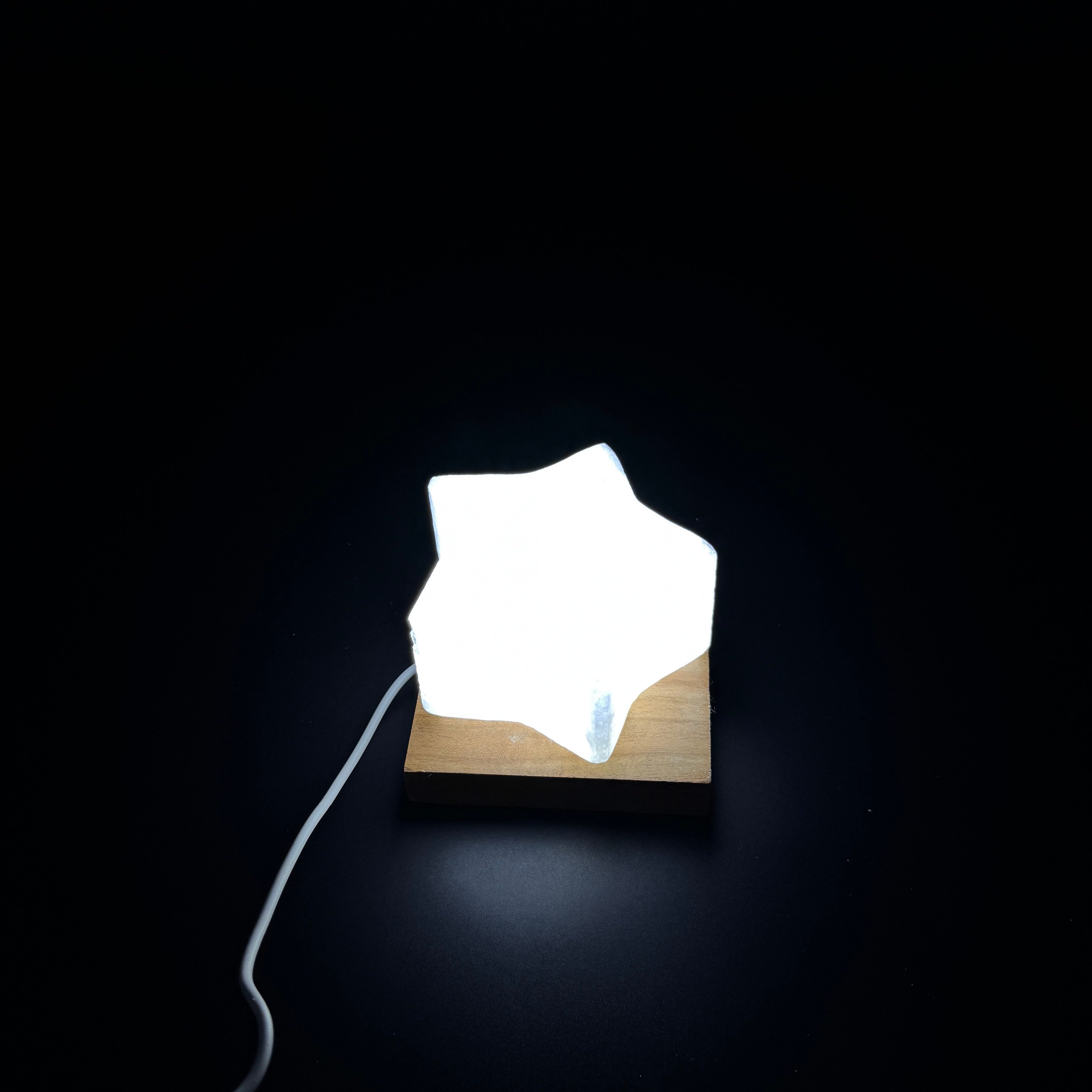 HAF LED Nachttischlampe LED Beleuchtete USB Salzlampe STERN Weiß Kristallsalz mit Holzsockel, LED, Weiß, Als Tischlampe für Büro & Schlafzimmer