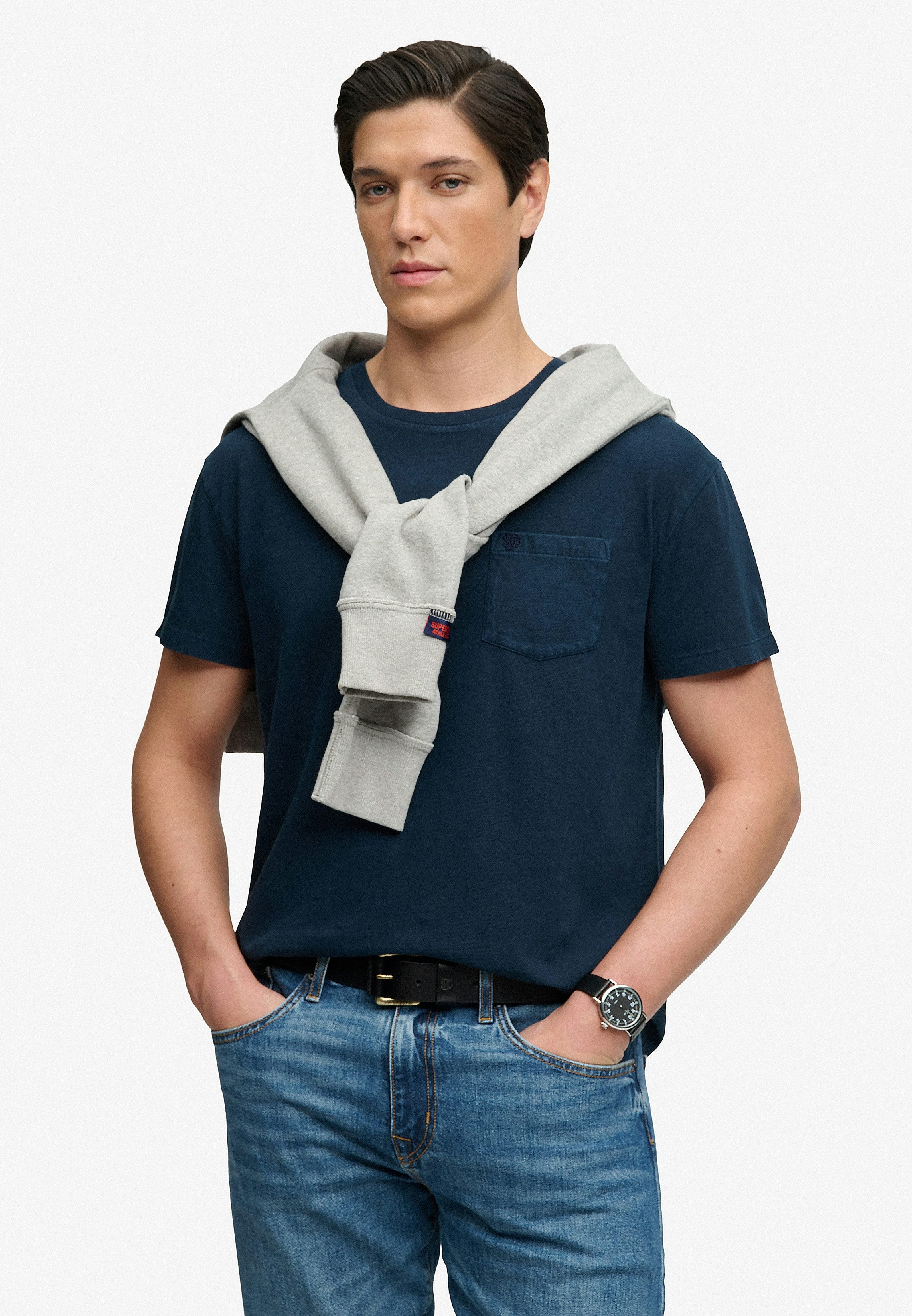 Superdry Rundhalsshirt COTTON CLASSIC LINEN PKT TEE Baumwollmischung, relaxed fit aus luftig leichtem Baumwoll-Leinen-Mix – Bild 4 von 5