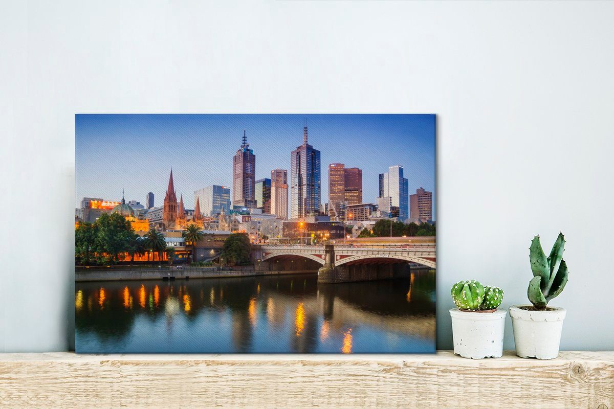 OneMillionCanvasses® Leinwandbild Wandbild cm der St), Die Wanddeko, (1 von Aufhängefertig, Melbourne Leinwandbilder, in Abenddämmerung, 30x20 Skyline