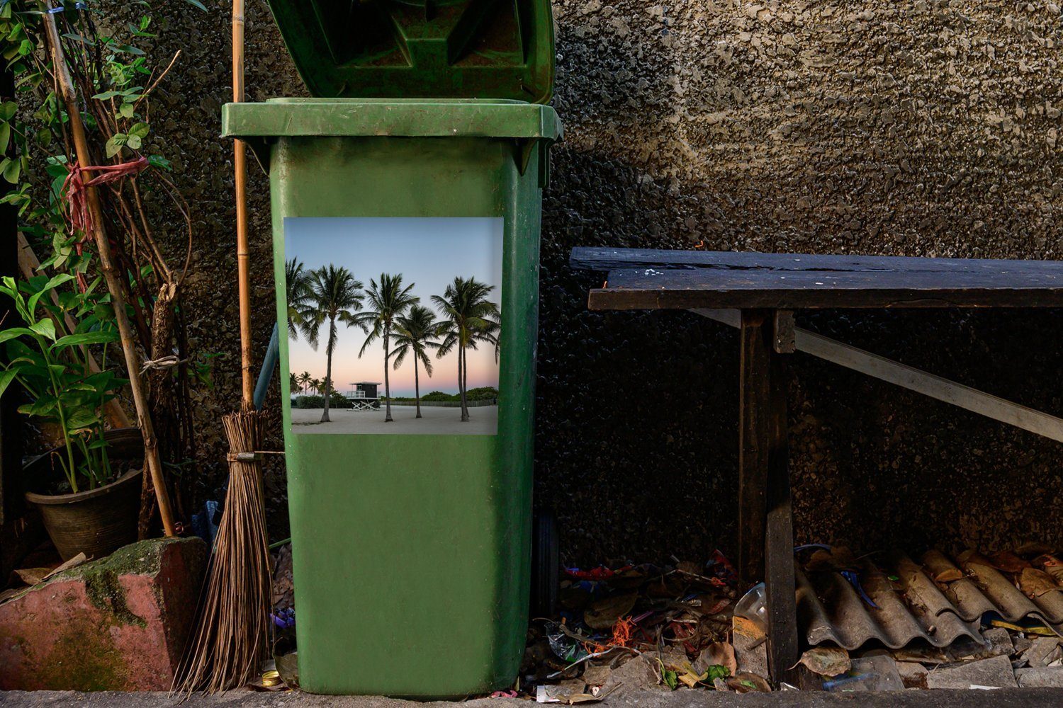Mülltonne, Abfalbehälter Mülleimer-aufkleber, Palmenreihe am Container, Sticker, MuchoWow Die (1 Strand St), Wandsticker