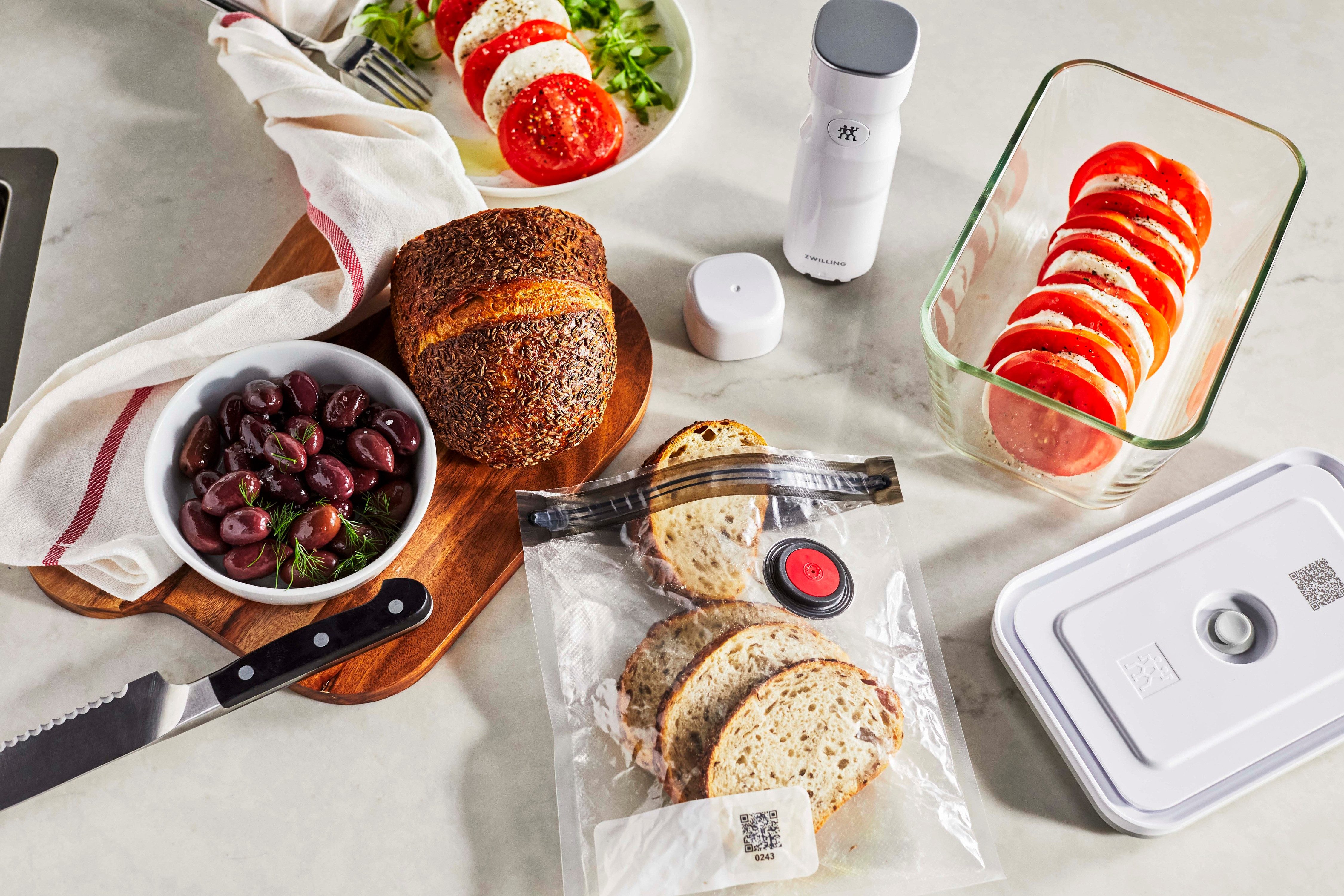 Zwilling Vakuumbehälter Fresh & Save, Glas, Kunststoff, Silikon, (Set, 7-tlg., Vakuumpumpe inkl. 2 Vakuumboxen & 4 Vakuumbeutel), Vakuum Starter-Set, Glas/Kunststoff, Spülmaschinengeeignet, Grey Line
