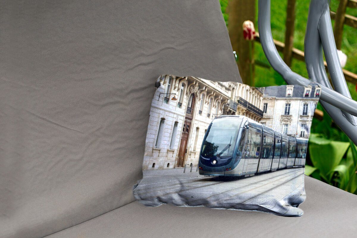 Zentrum durch das Bordeaux, Kissenhülle Outdoor-Dekorationskissen, Dekokissenbezug, Straßenbahn moderne fährt von Dekokissen MuchoWow Polyester, Eine