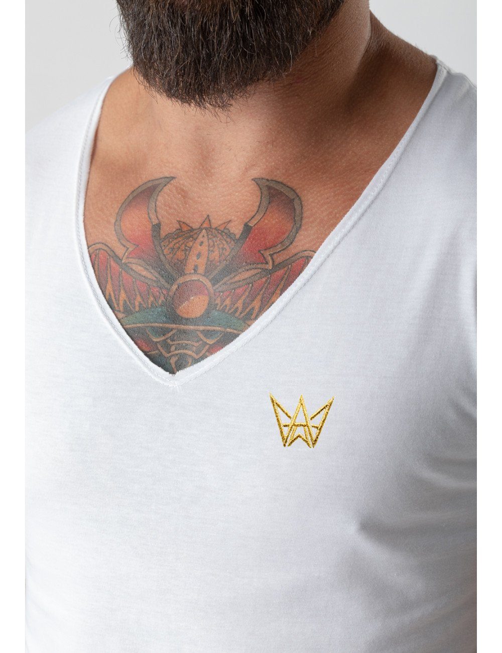 TRES AMIGOS T-Shirt Trendiges V-Neck Shirt mit Weiß Logostrickerei