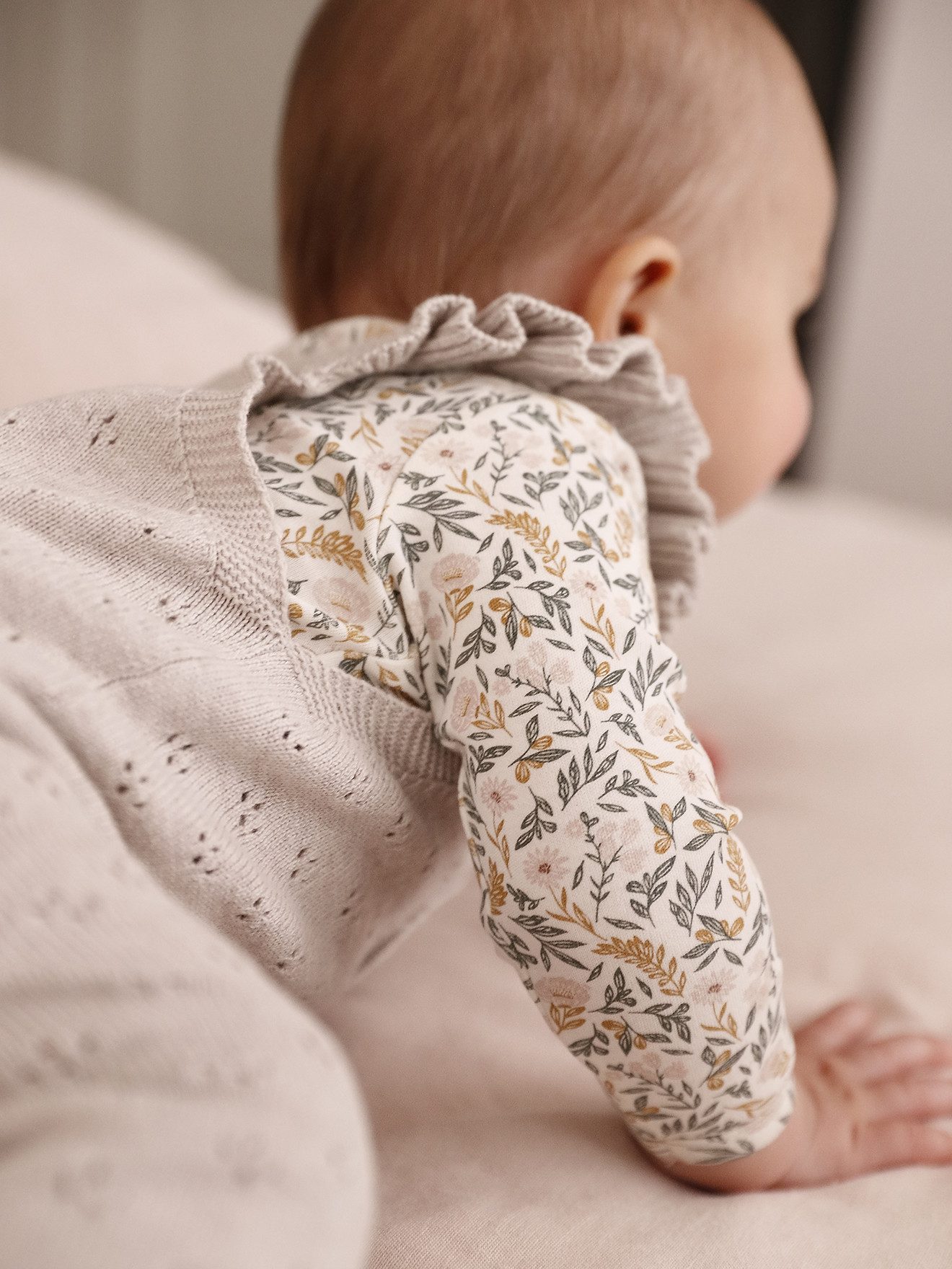 vertbaudet Jumpsuit Baby Strick-Latzhose mit Volantträgern – Bild 5 von 5