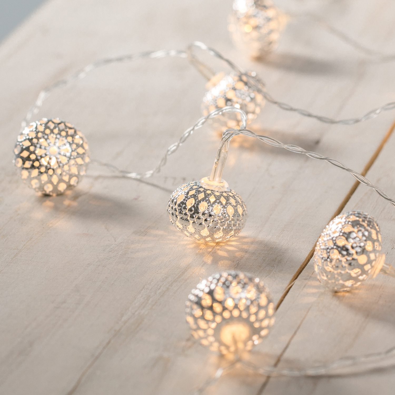 Lights4fun LED-Lichterkette 10er LED Lichterkette silberne Marokkanische Kugeln Batterie