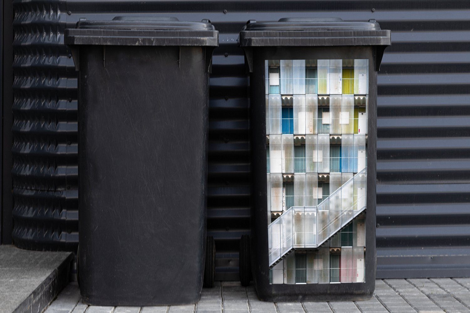 - - Container, Mülltonne, Sticker, MuchoWow Türen Abfalbehälter Farbenfroh Wohnungen - Treppen (1 Mülleimer-aufkleber, St), Wandsticker