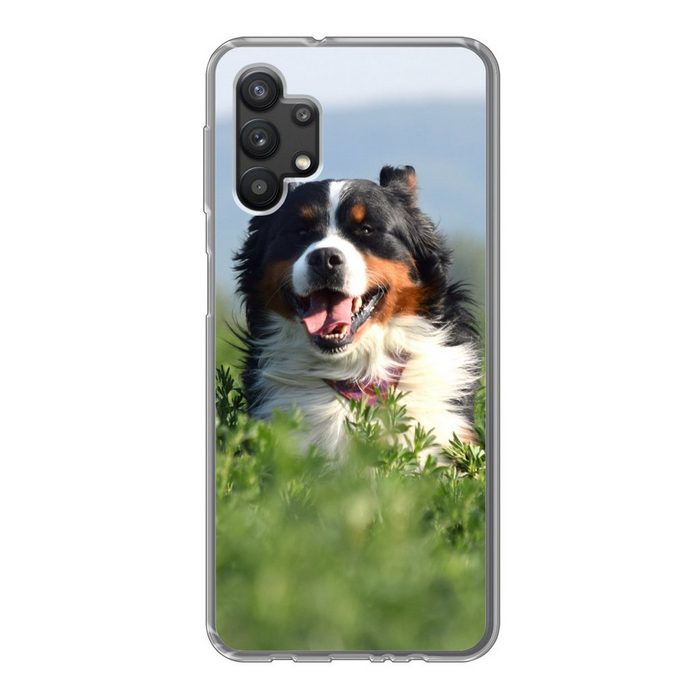 MuchoWow Handyhülle Ein Berner Sennenhund im hohen Gras Handyhülle Samsung Galaxy A32 5G Smartphone-Bumper Print Handy