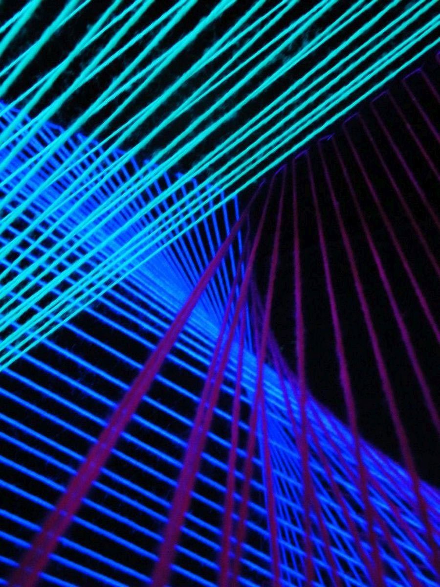 Schwarzlicht 3D PSYWORK 40cm, UV-aktiv, Würfel leuchtet Dekoobjekt "Verwunden", unter StringArt Schwarzlicht Fadendeko