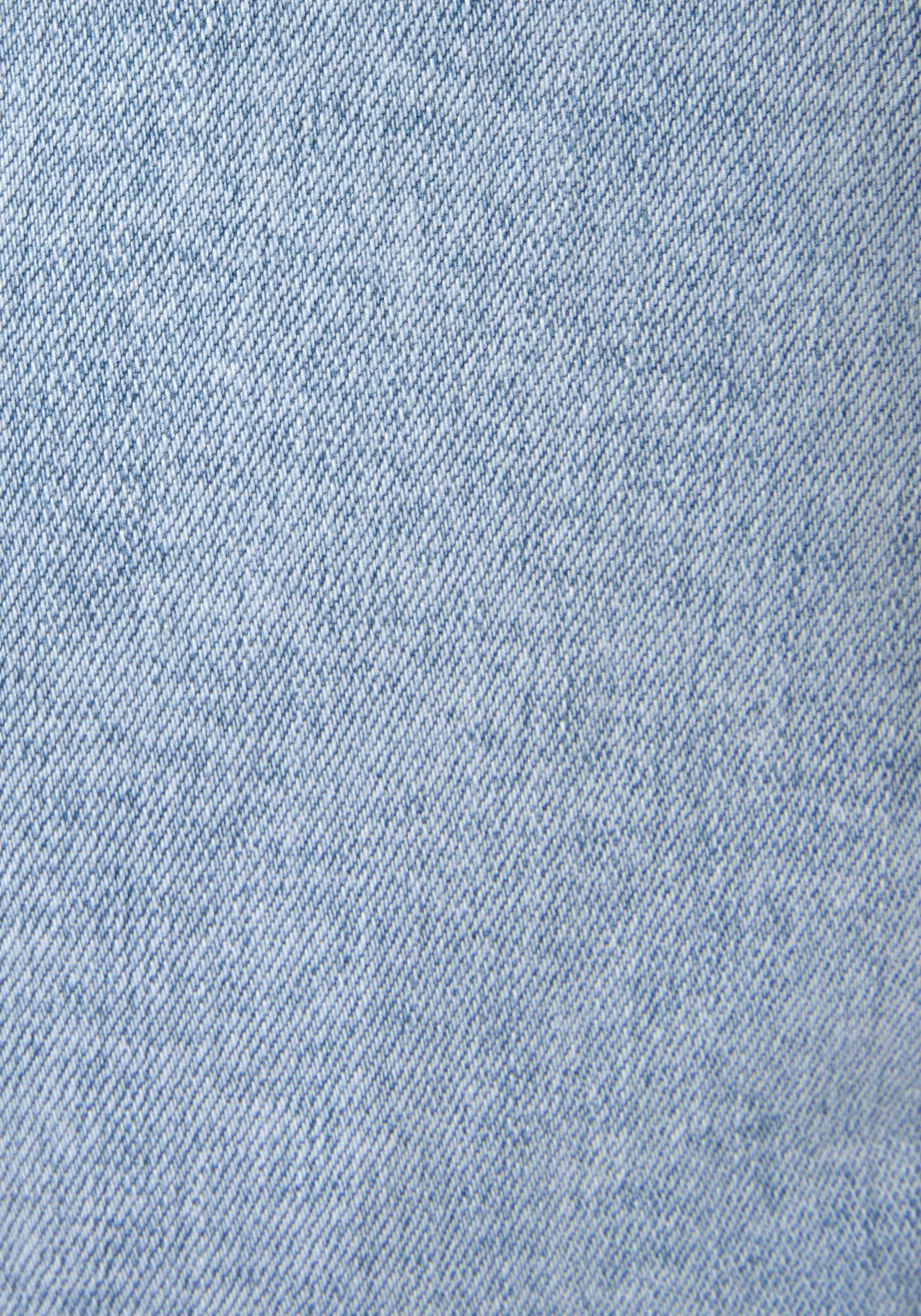 mit hellblau-washed LASCANA Beinabschlüssen leicht ausgefransten 7/8-Jeans