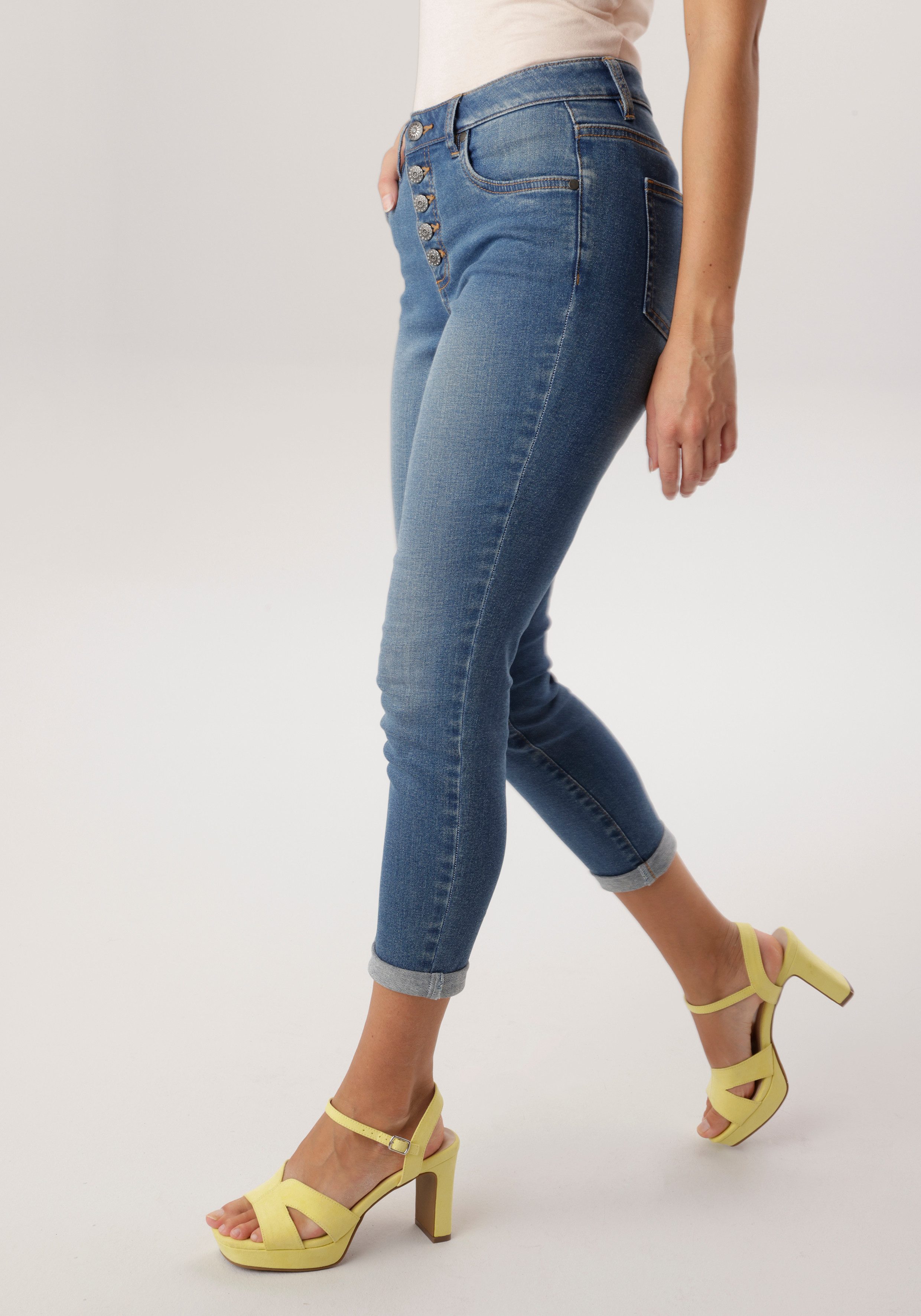 Aniston SELECTED Straight-Jeans sichtbare Knopfleiste und Used-Waschung