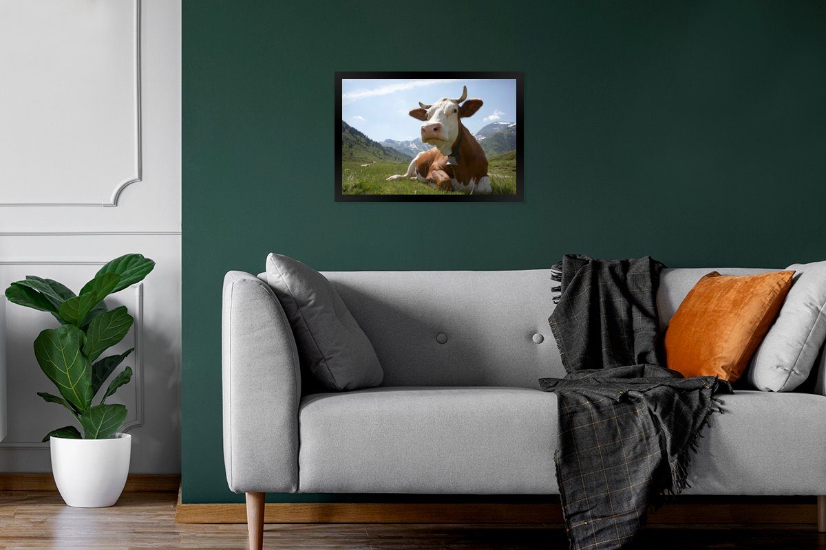 Bilderrahmen - Berg - Poster, - Schwarzem Poster Kuh Landwirt, Wandposter, Wanddeko, (1 MuchoWow Glocke Gerahmtes Bilder, St),