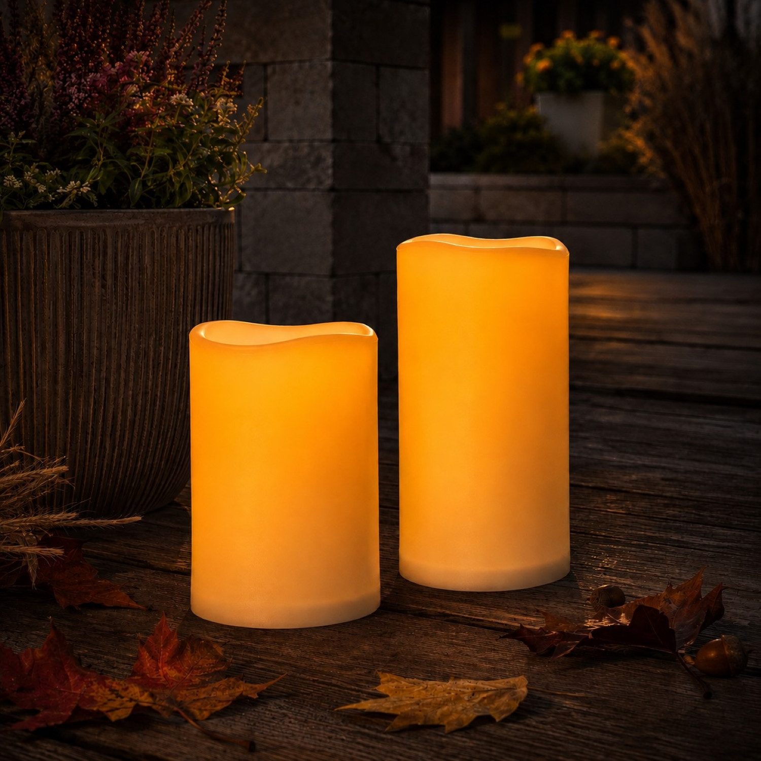 Online-Fuchs LED-Kerze - 2 große Bodenkerzen mit Timer in Creme für Outdoor, aussen, natürlich sanfter Flackereffekt, warmweiße LEDs, mit stimmungsvollen Wellenrand für eine gemütliche Lichtatmosphäre