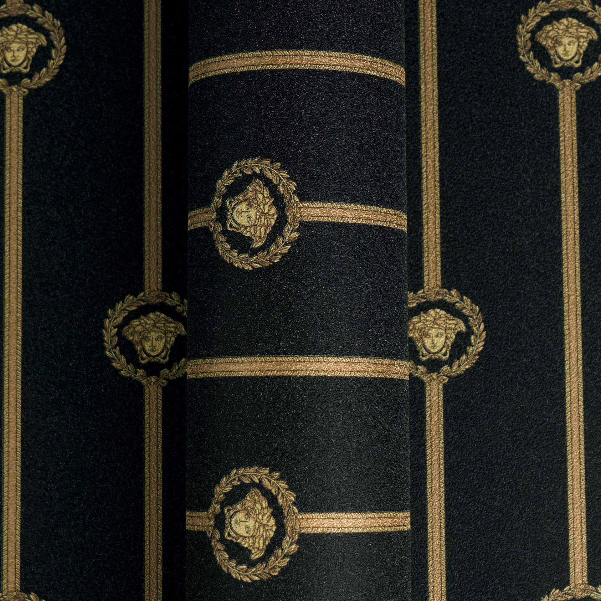 Versace Vliestapete Versace 6 I Love Baroque –, geprägt, 3D-Optik, Barock, Motiv, (1 St), Elegantes Streifendesign mit ikonischen Medaillons & feinem Glanz