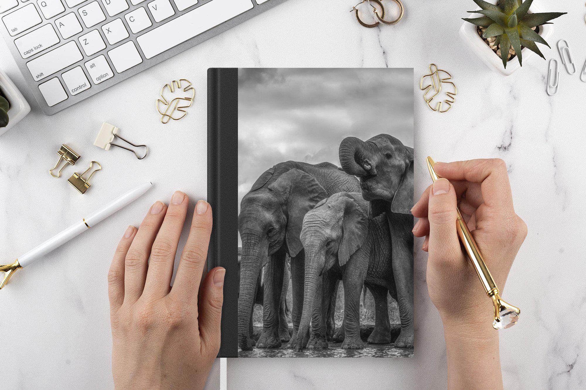 MuchoWow Notizbuch Elefant - Tiere A5, und Seiten, Haushaltsbuch Journal, - - Schwarz Wasser Merkzettel, Tagebuch, weiß, 98 Notizheft