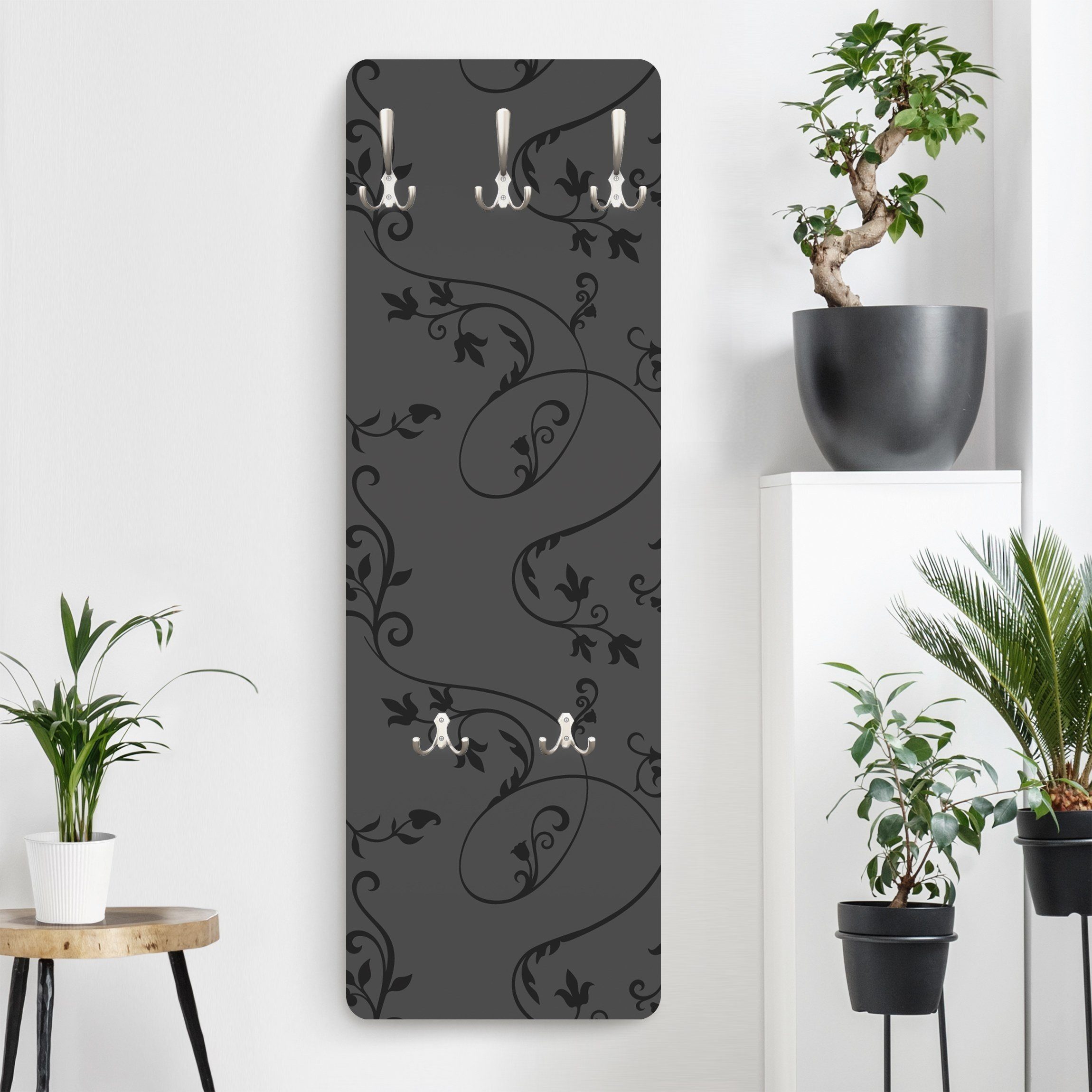Bilderdepot24 Garderobenpaneel Design Blumen Floral Muster No.TA104 Efeuranken Dunkelgrau-Schwarz (ausgefallenes Flur Wandpaneel mit Garderobenhaken Kleiderhaken hängend), moderne Wandgarderobe - Flurgarderobe im schmalen Hakenpaneel Design