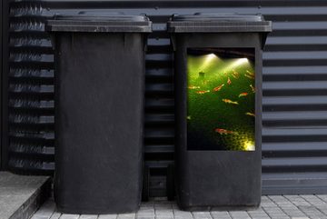 MuchoWow Wandsticker Eine große Gruppe von Koi-Karpfen schwimmt nachts in einem Gartenteich (1 St), Mülleimer-aufkleber, Mülltonne, Sticker, Container, Abfalbehälter