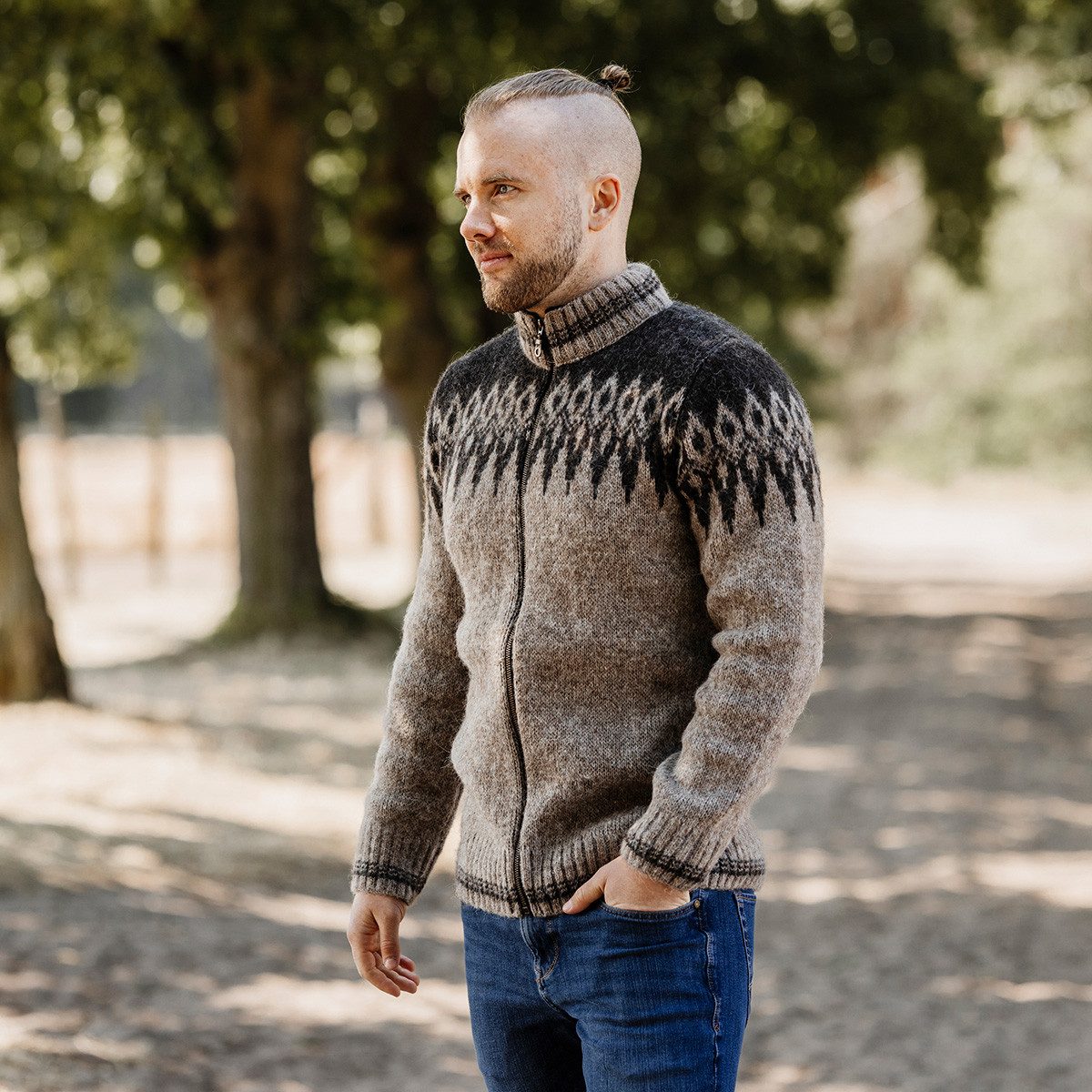 KIDKA Cardigan - Strickjacke für Damen / Herren - Farbe braun - aus rauer isländischer Wolle