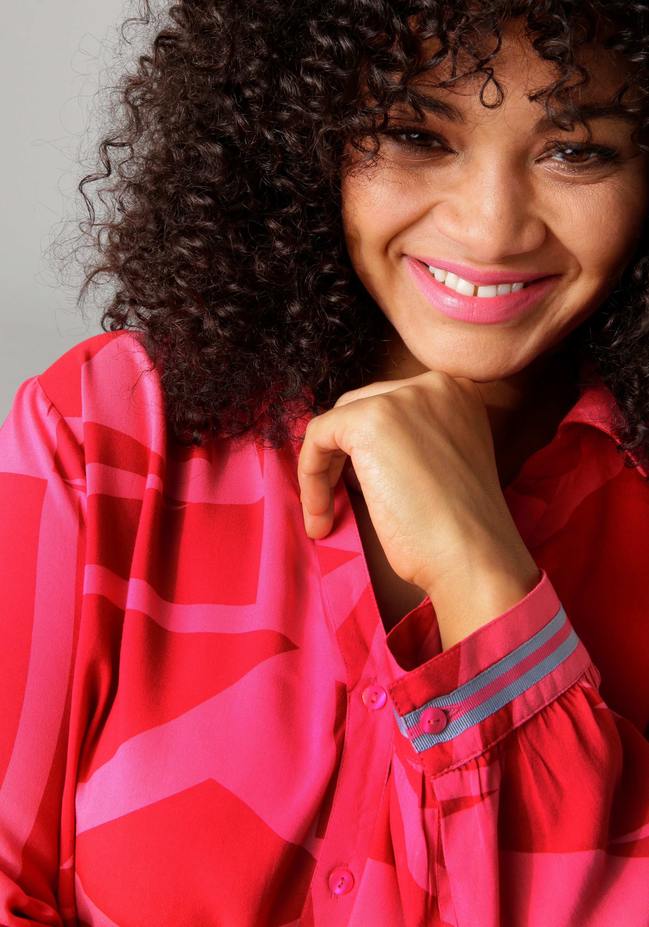 Aniston PLUS Longbluse mit farbenfrohem, großflächigem Druck