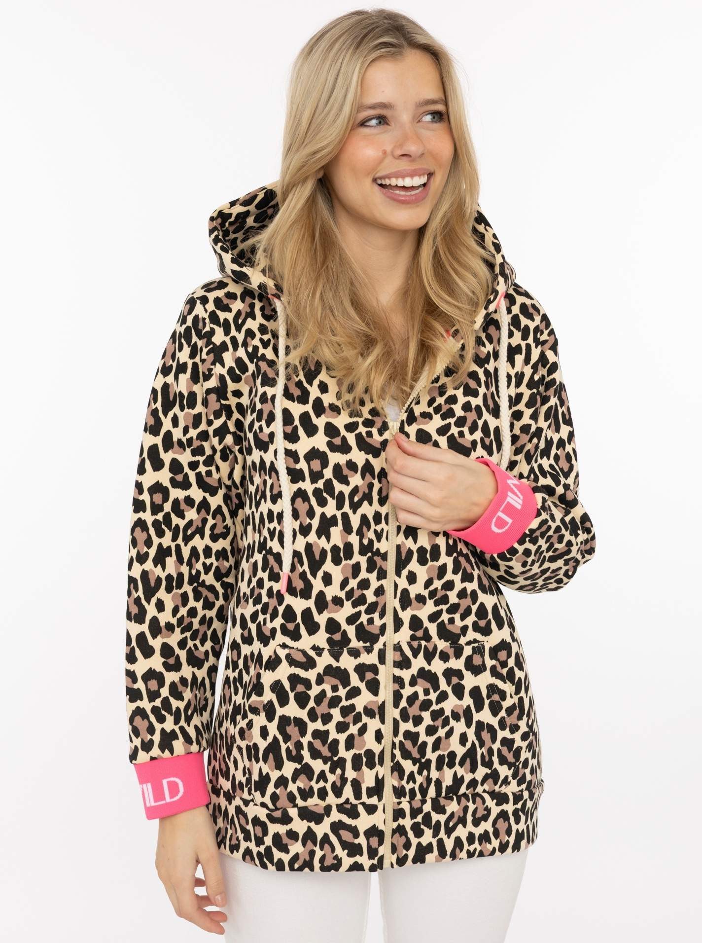 Zwillingsherz Kapuzensweatjacke "WILD WILD" Leomuster, Kapuze mit Kordel, Bündchen mit WILD Print, Zipper