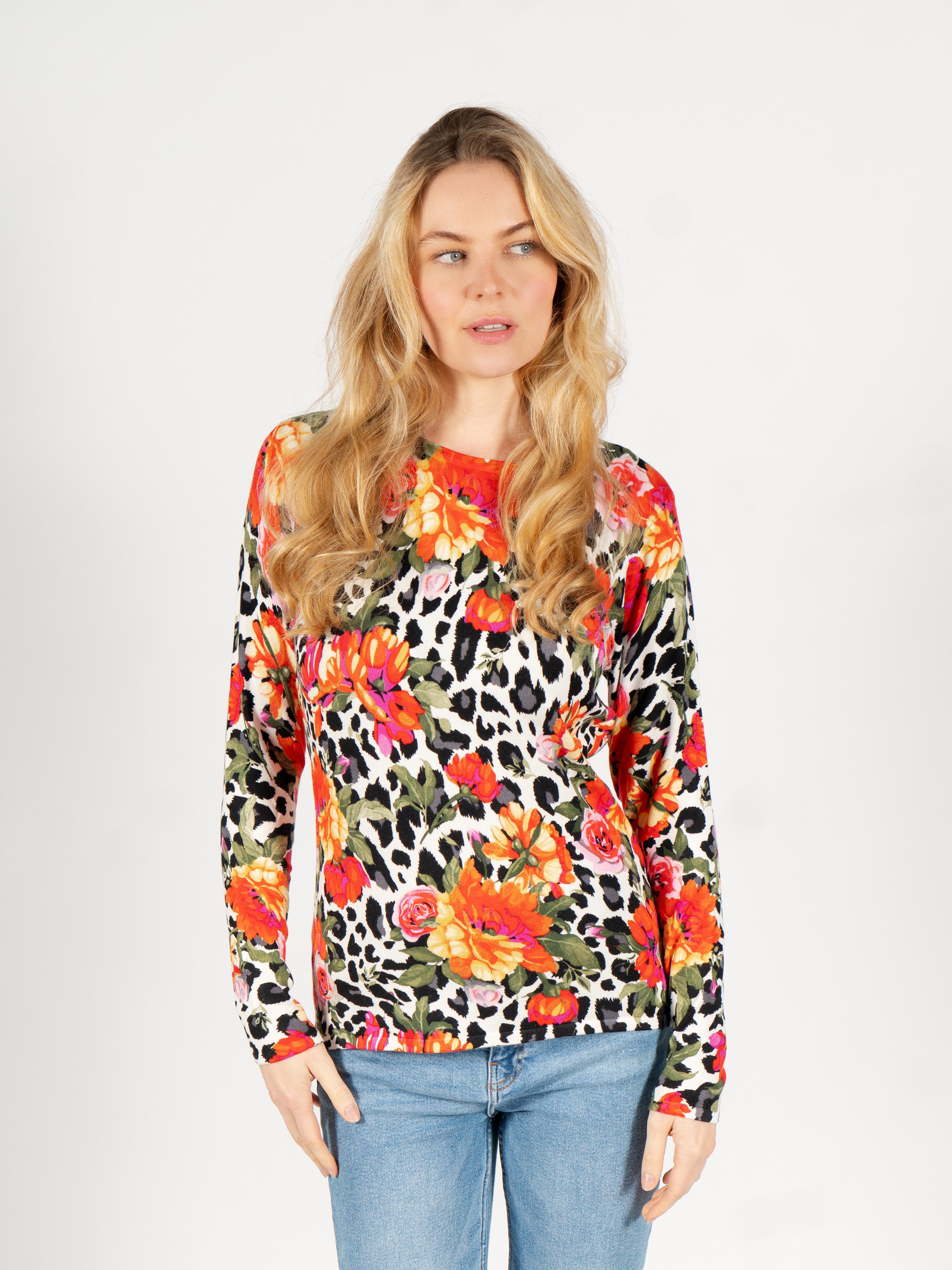 Passioni Strickpullover mit schwarzweißem Leopardenmuster und roten Blüten günstig online kaufen