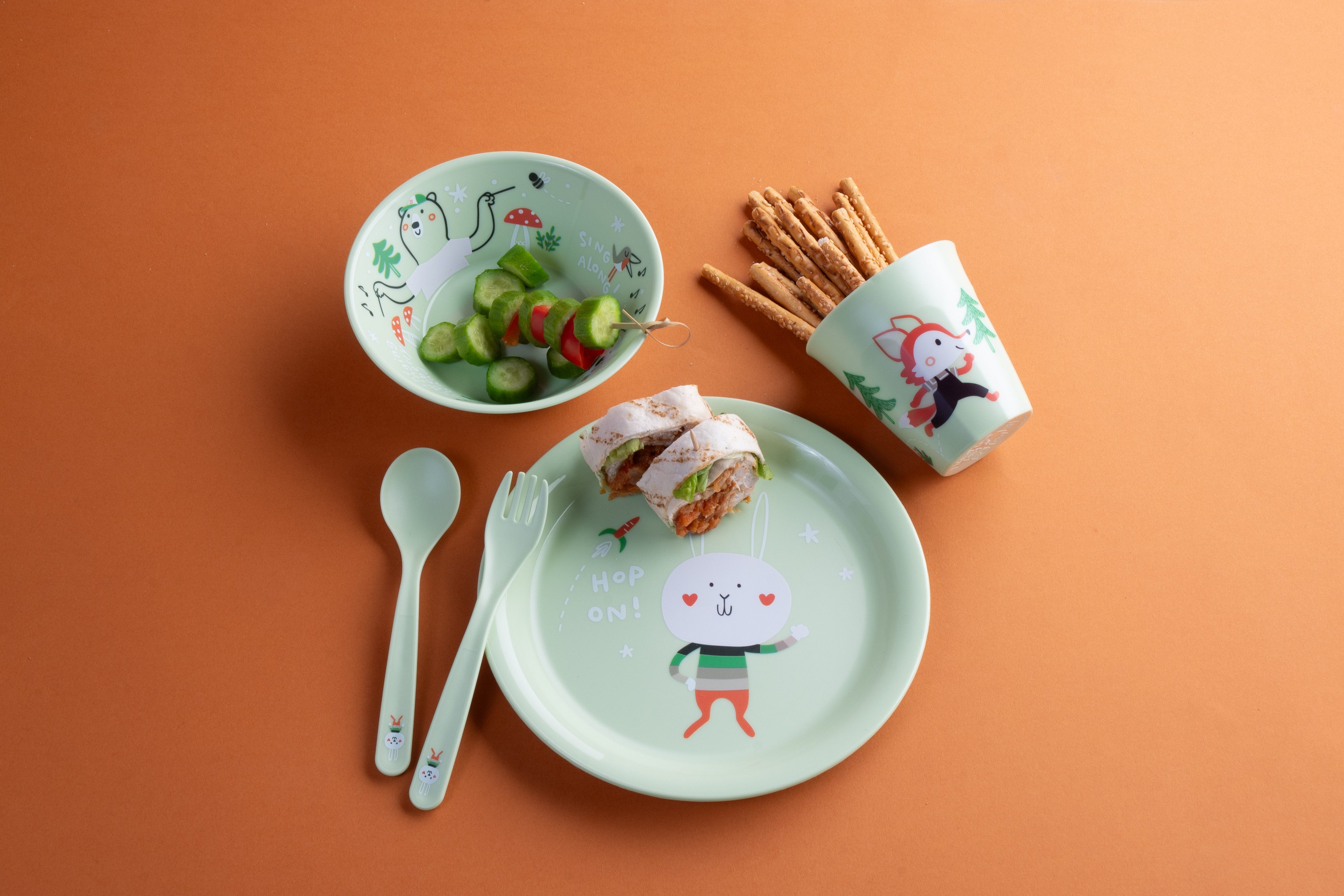 KOZIOL Kindergeschirr-Set HOP ON AT HOME (4-tlg), 1 Personen, Kunststoff, (Teller, Schale, Becher, Besteckset), melaminfrei