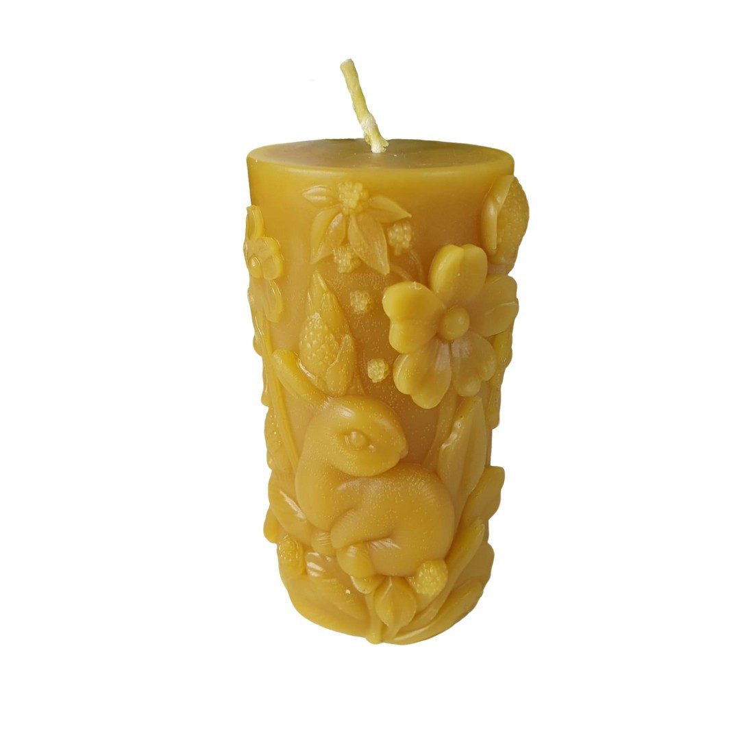 Aspinaworld Bienenwachskerze Hasen Kerze auf Blumenwiese 10 cm – Kerze aus Bienenwachs