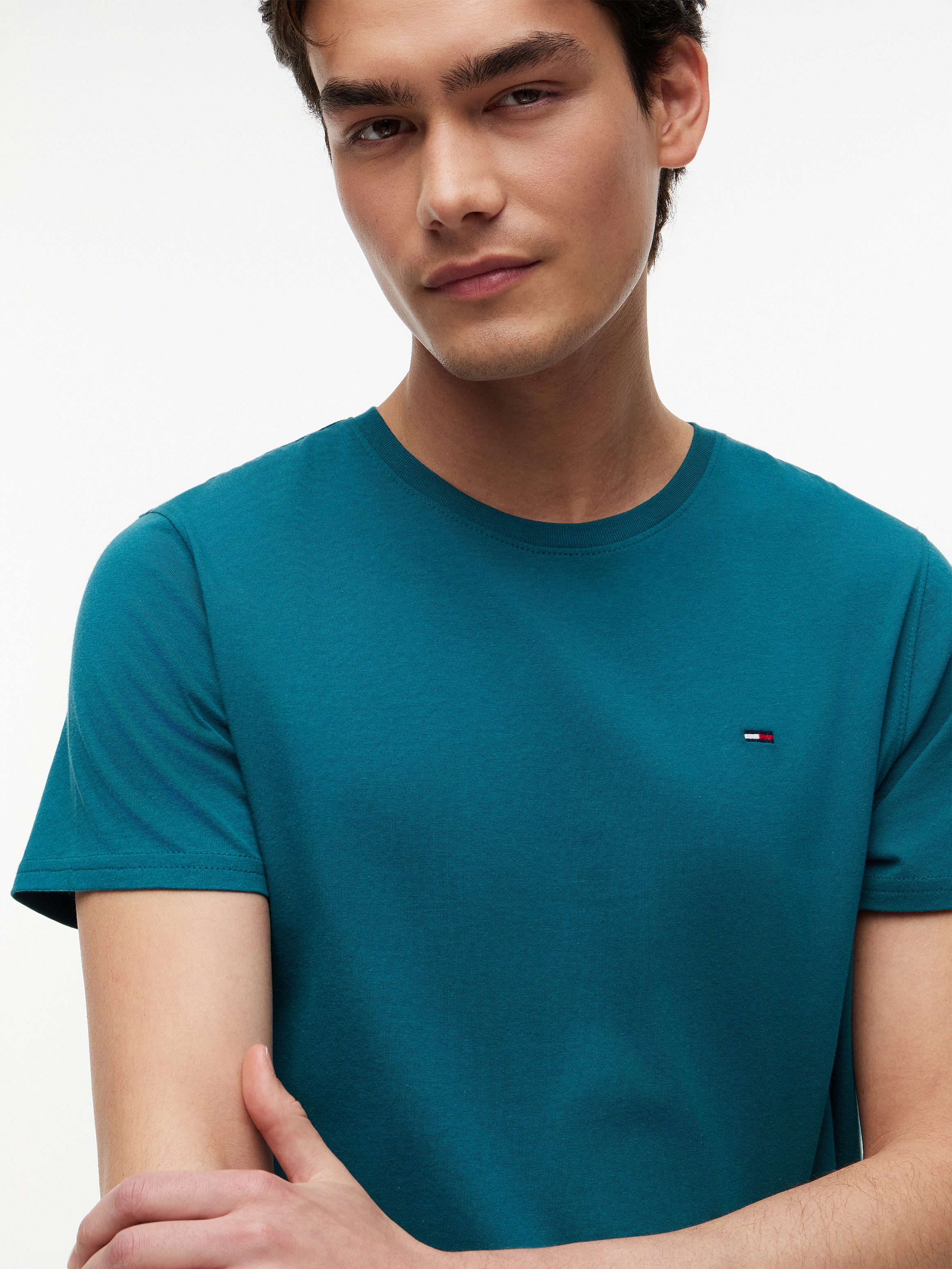 Tommy Jeans T-Shirt TJM ESSENTIAL SOLID TEE mit Rundhalsausschnitt und dezenter Logo-Flag
