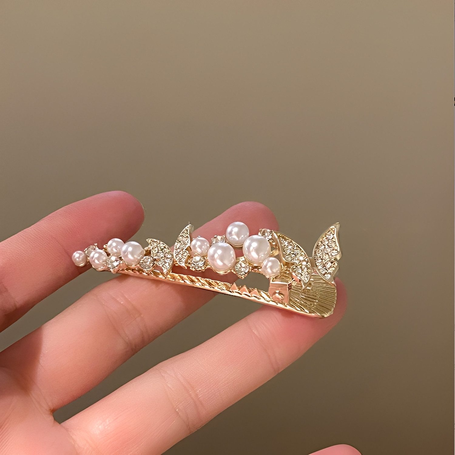 The Beauty House Haarspange Luxuriöse Haarspange mit Schmetterling, Perlen & Strass, 1 Stück, Eleganter Haarschmuck für Damen, Hochzeit, Party & Alltag