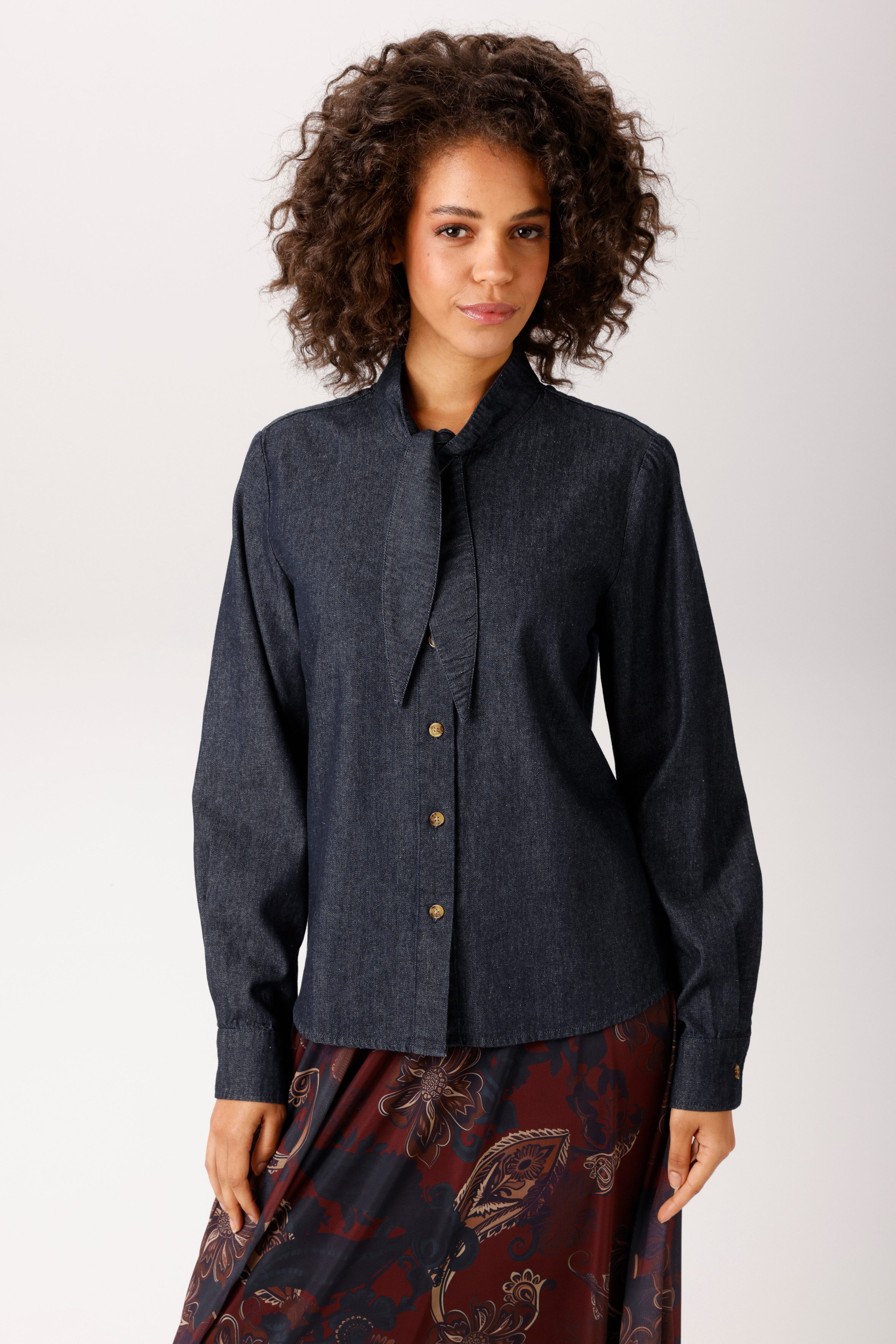 Aniston CASUAL Jeansbluse mit kleiner Schluppe am Rundhals-Ausschnitt - NEUE KOLLEKTION. € 39,99, (€ 39,99 pro 1 Stk).