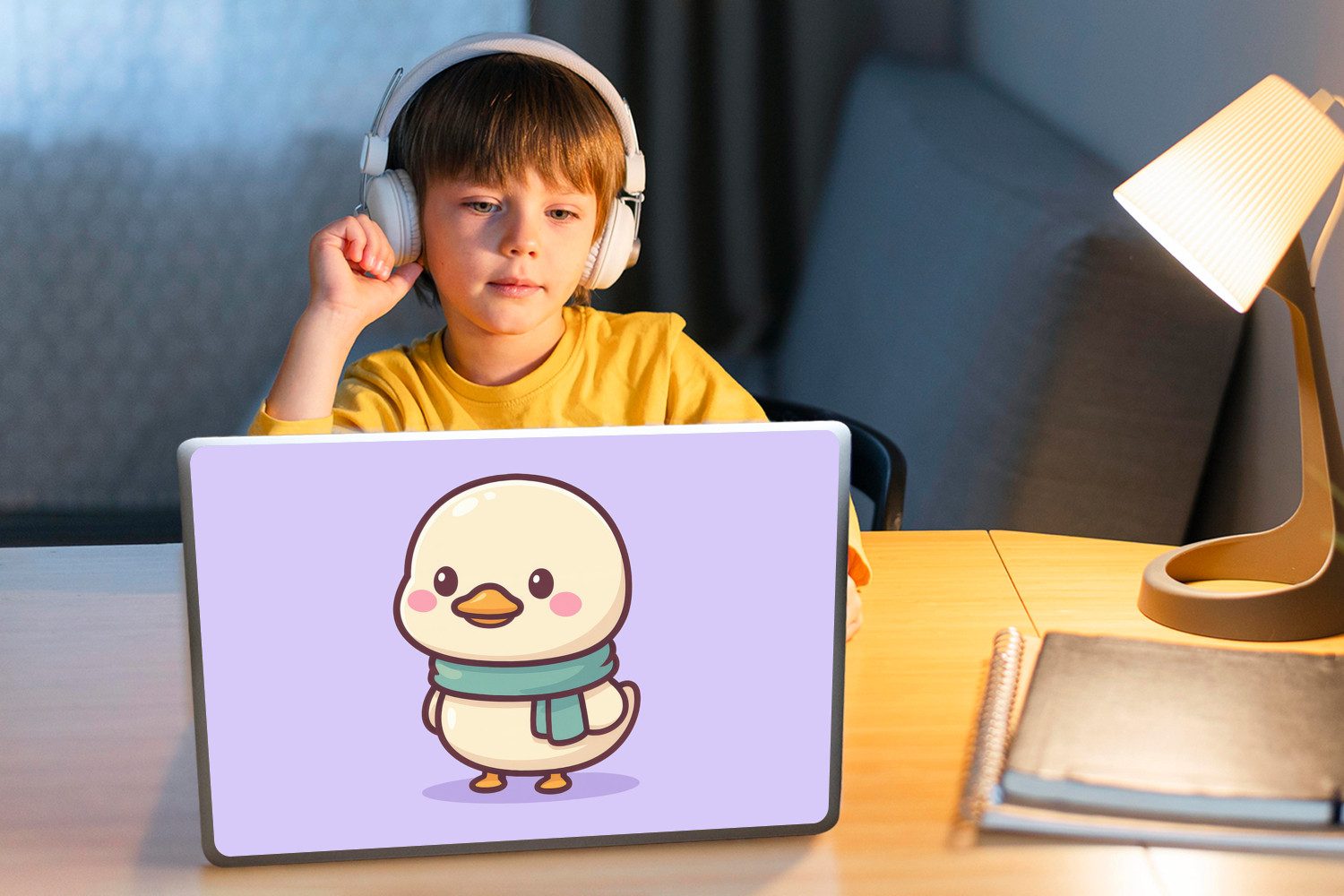 MuchoWow Laptop-Aufkleber Duck - Schal - Lila, (1tlg), Laptop Folien Cover, Aufkleber, Sticker, Schutz vor Kratzern, 25x18 cm