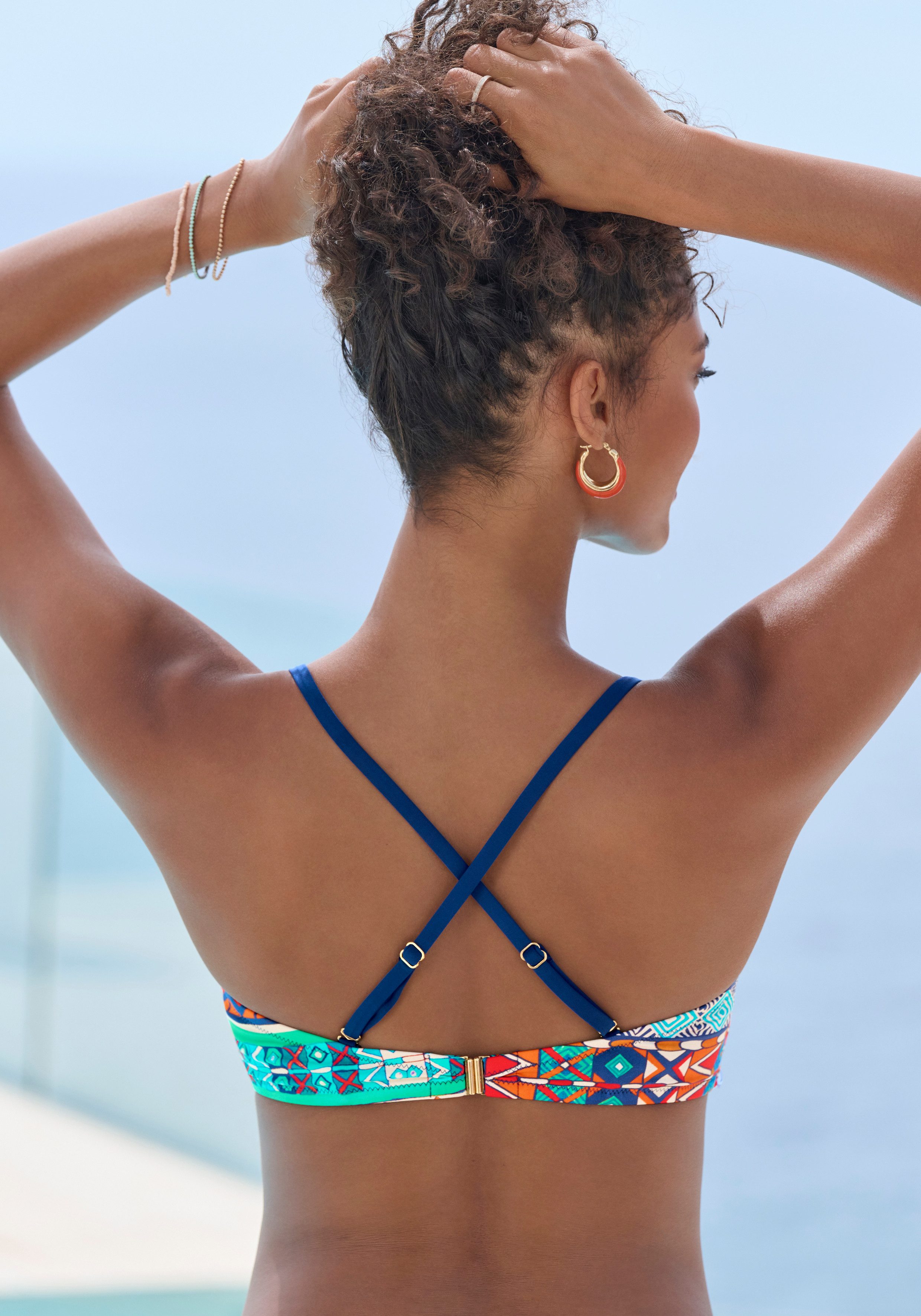 Buffalo Bügel-Bandeau-Bikini mit farbenfrohen Design – Bild 3 von 5
