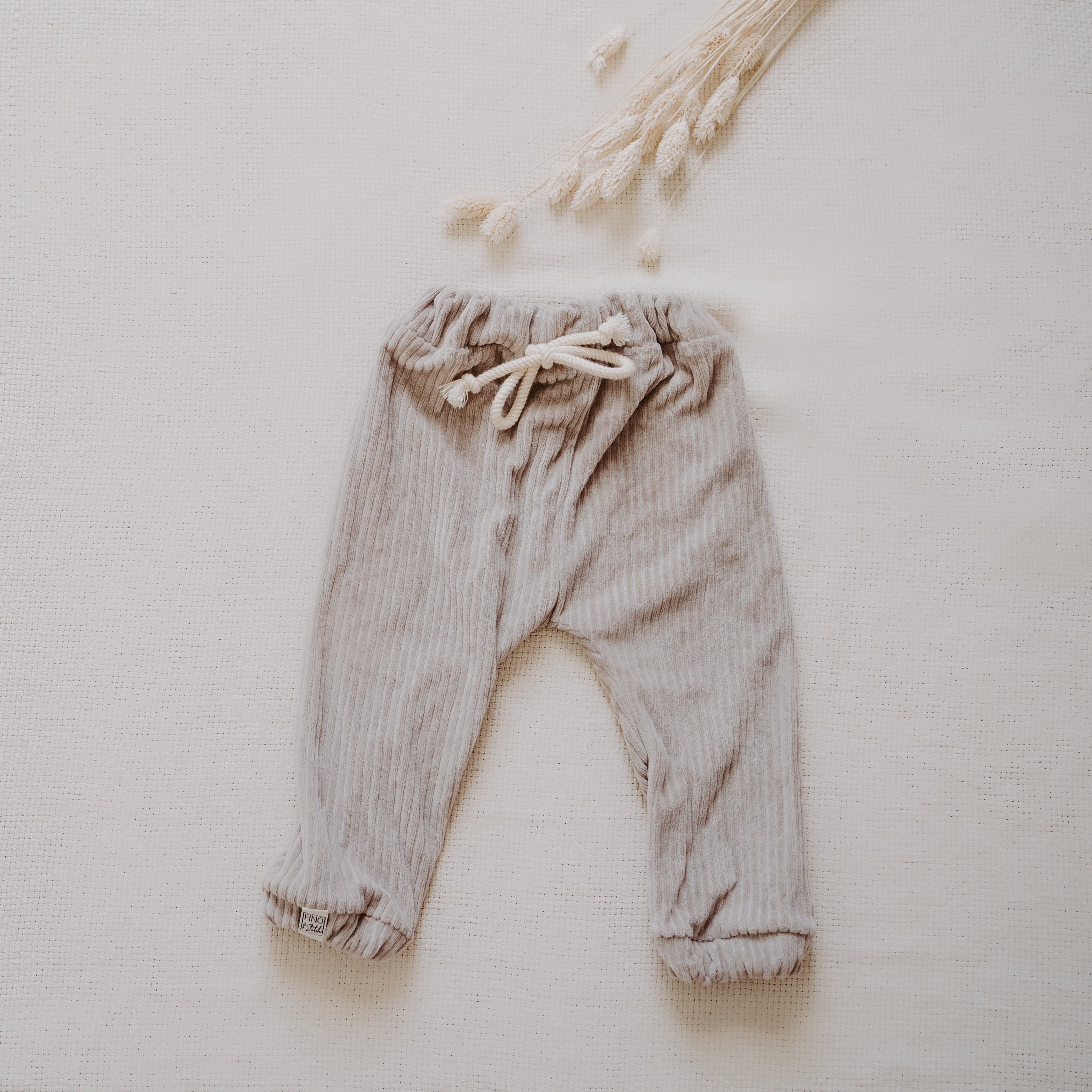 FINO & Stitch Kreativset DYI Nähset - Kuschel-Cord Jogger Pants Baby&Kids - zugeschnitten grau