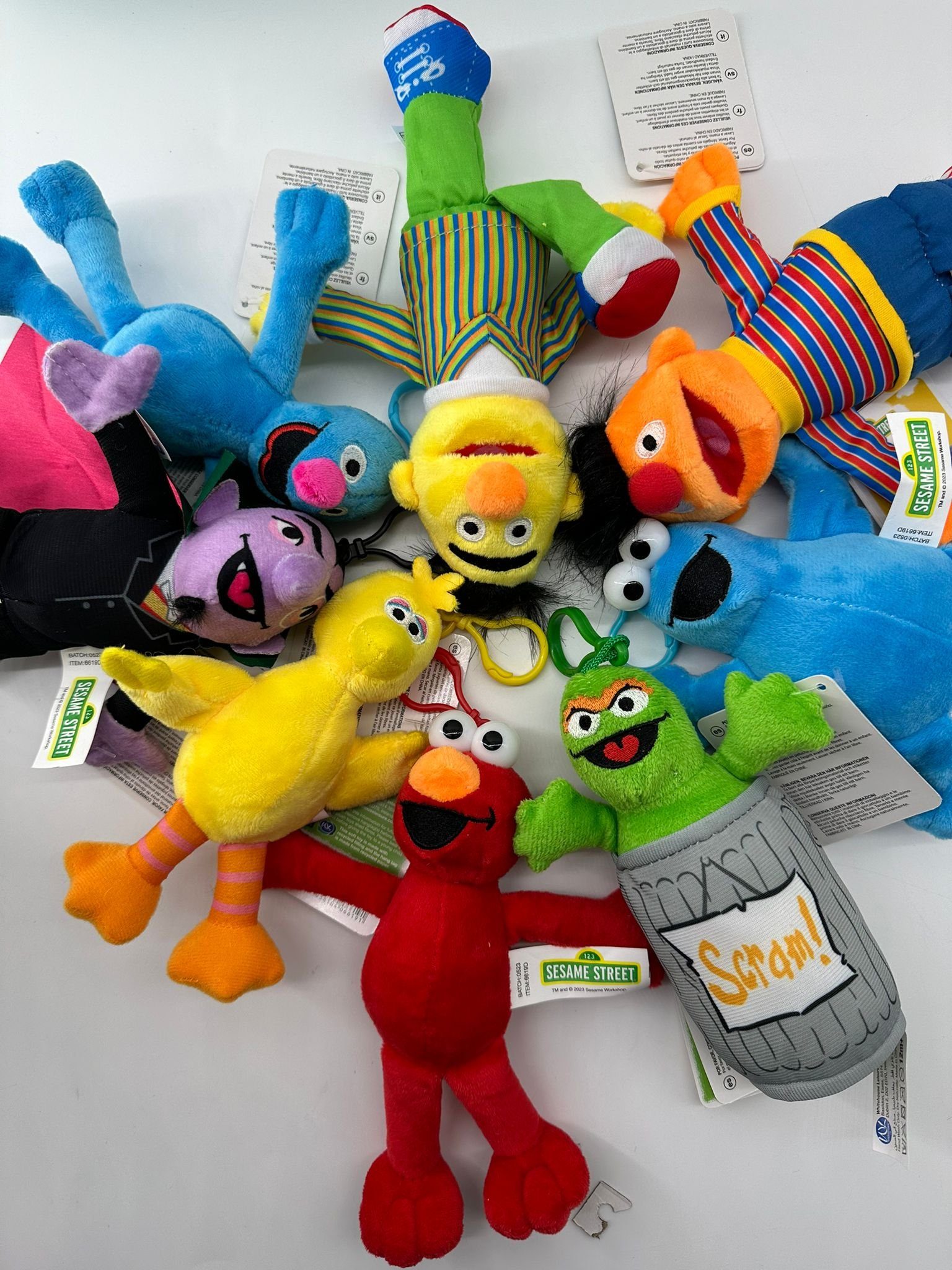 Sesamstrasse Kuscheltier Sesamstrasse Kuscheltier Krümelmonster Kuscheltier Plüsch Figur 20 cm (1-St), Super weicher Plüsch Stofftier Kuscheltier für Kinder zum spielen