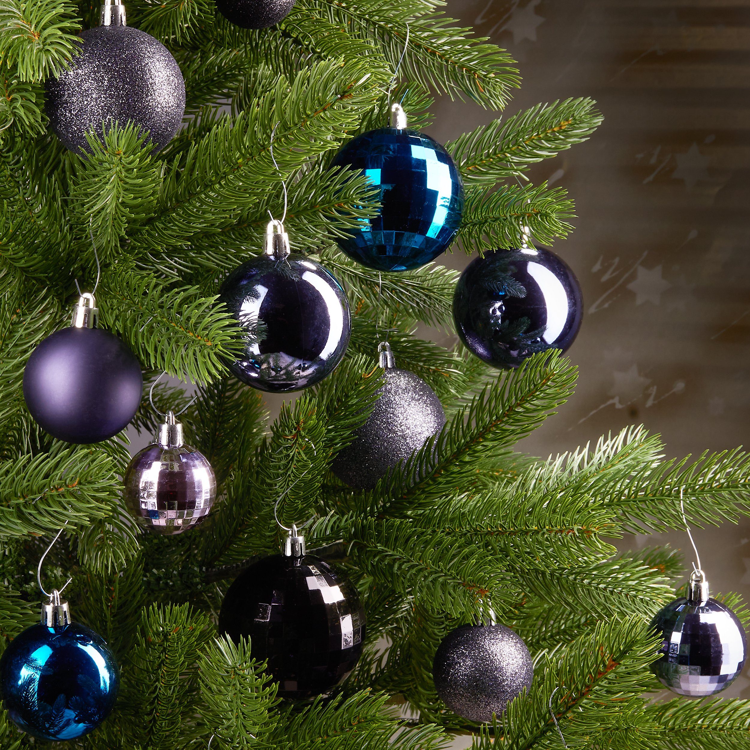 Weihnachtskugel-Set Kunststoff, edel robust Schwarz, Christbaumschmuck Lila aus Weihnachtsdekoration und mit BRUBAKER 50-teiliges Blau und Baumspitze, Weihnachtsbaumkugel