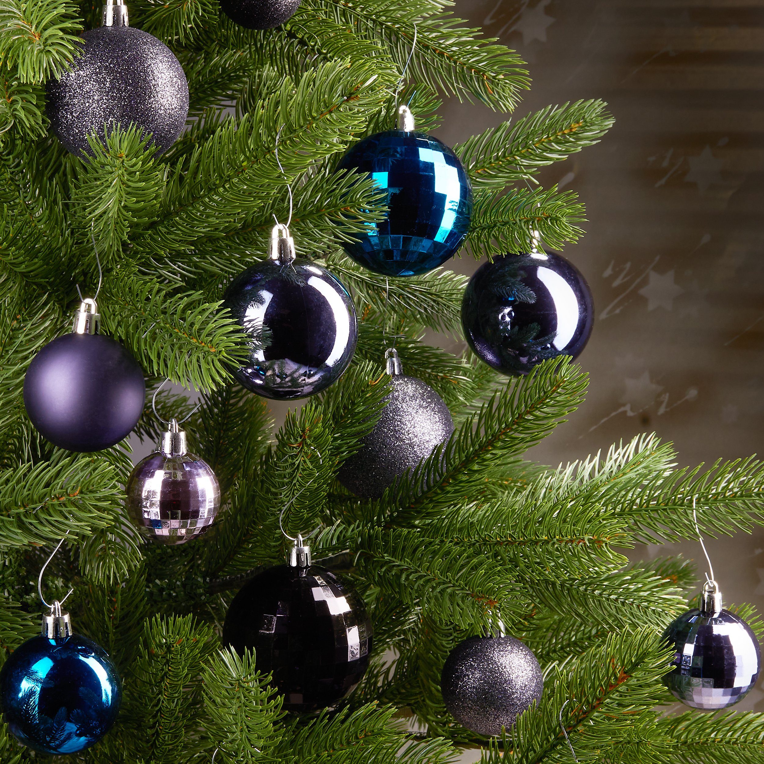 BRUBAKER Weihnachtsbaumkugel 50-teiliges Weihnachtskugel-Set mit Baumspitze, Christbaumschmuck aus Kunststoff, Weihnachtsdekoration edel und robust