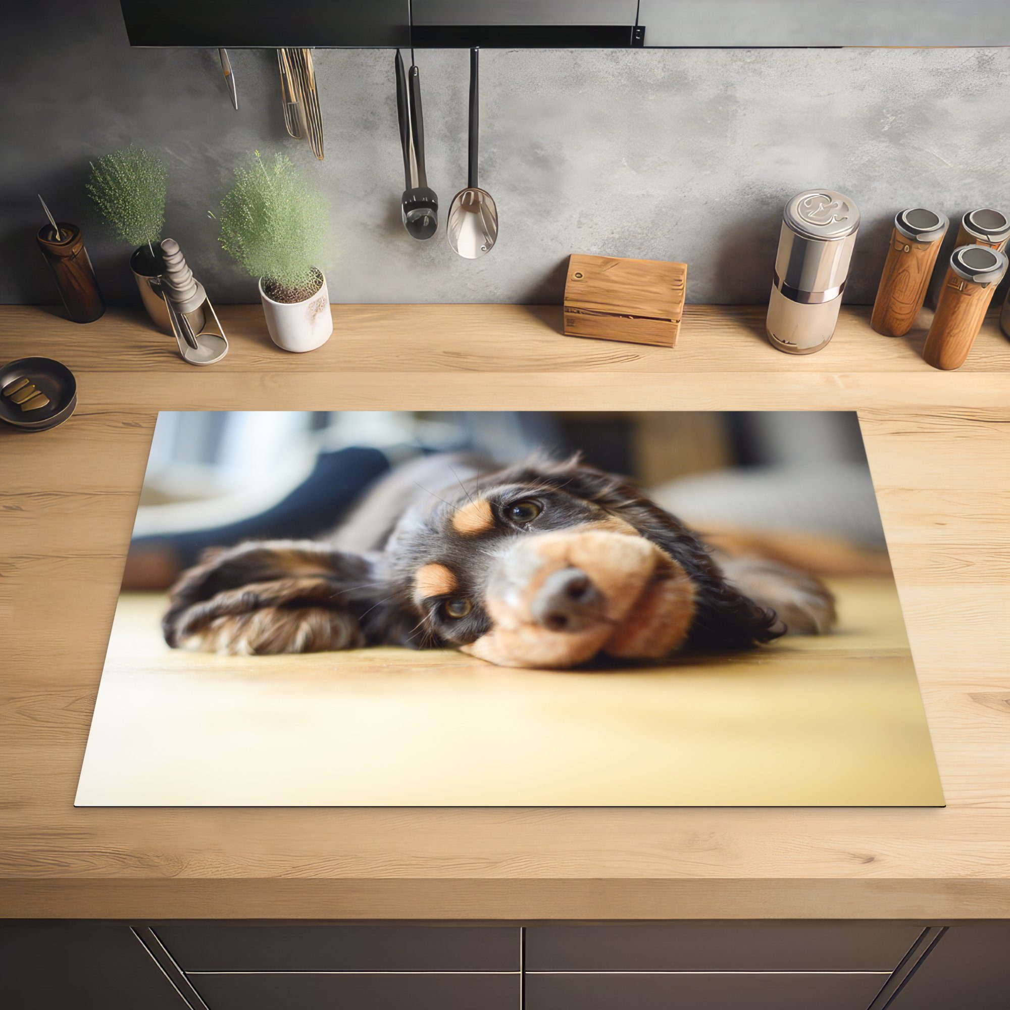 MuchoWow Herdblende-/Abdeckplatte Hund auf tlg), 81x52 Induktionskochfeld für dem Vinyl, küche, Schutz cm, (1 Ceranfeldabdeckung die Boden liegend