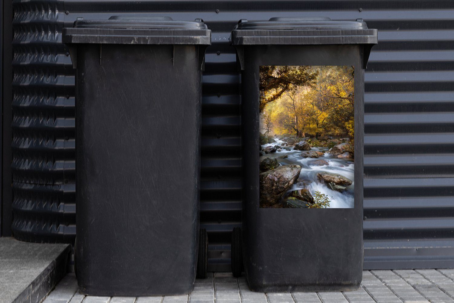 Wasserfall Sticker, steile (1 des Der Klong-Lan-Nationalparks Mülltonne, im Wald St), Mülleimer-aufkleber, Container, Abfalbehälter MuchoWow an Wandsticker fließt