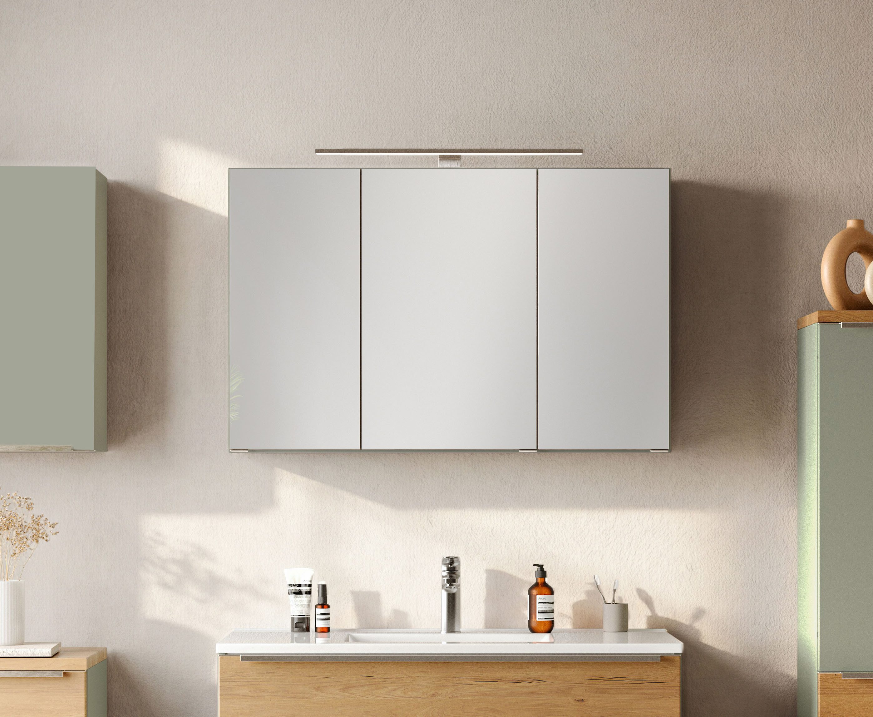 welltime Spiegelschrank TRIENT, 3D-Spiegelschrank 100 cm, gedämpfte Scharniere (Maße (B/H/T): ca. 100/64/20 cm) Schilfgrün/Wildeiche, gedämpfte Scharniere