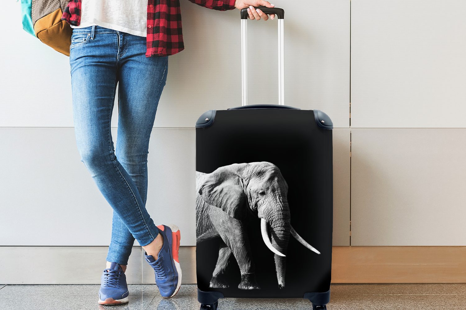 Rollen, - mit Ferien, schwarzem Elefant Handgepäckkoffer mit langen für Reisetasche und, auf Hintergrund schwarz Reisekoffer Handgepäck rollen, MuchoWow 4 Reißzähnen Trolley,